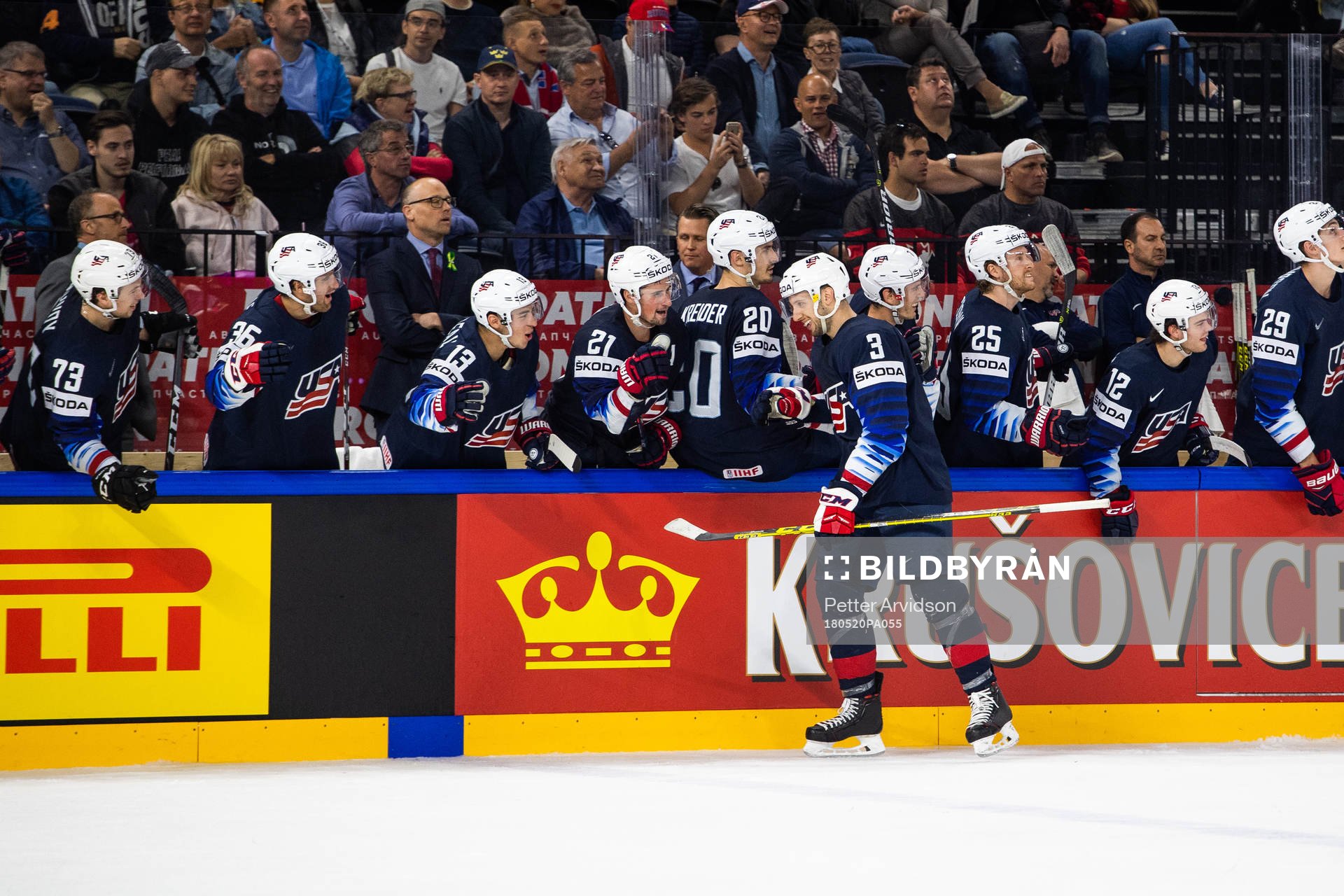 s Nick Bonino jublar med lagkamrater på bänken