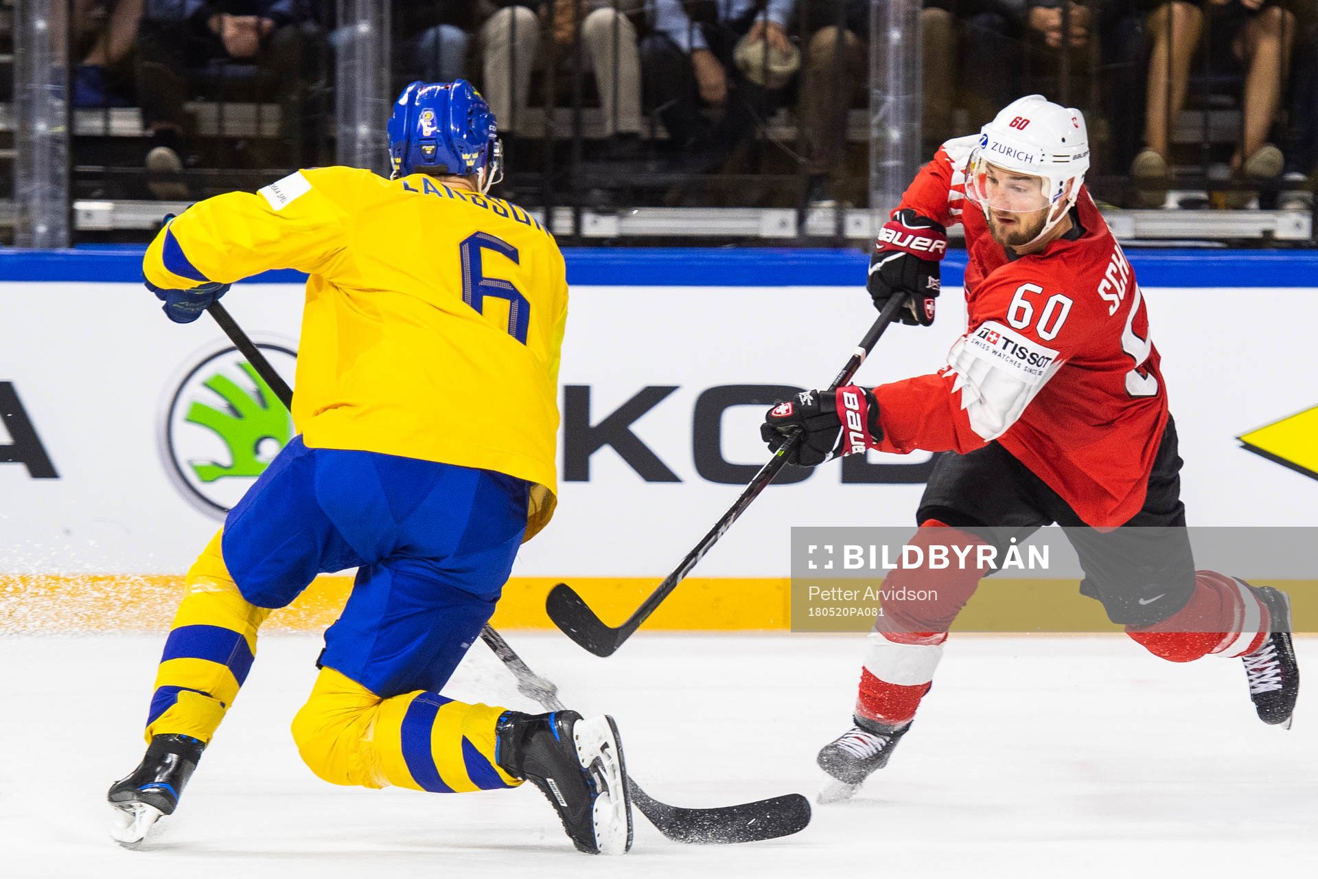 Sveriges Adam Larsson försöker täcka skott från Schweiz