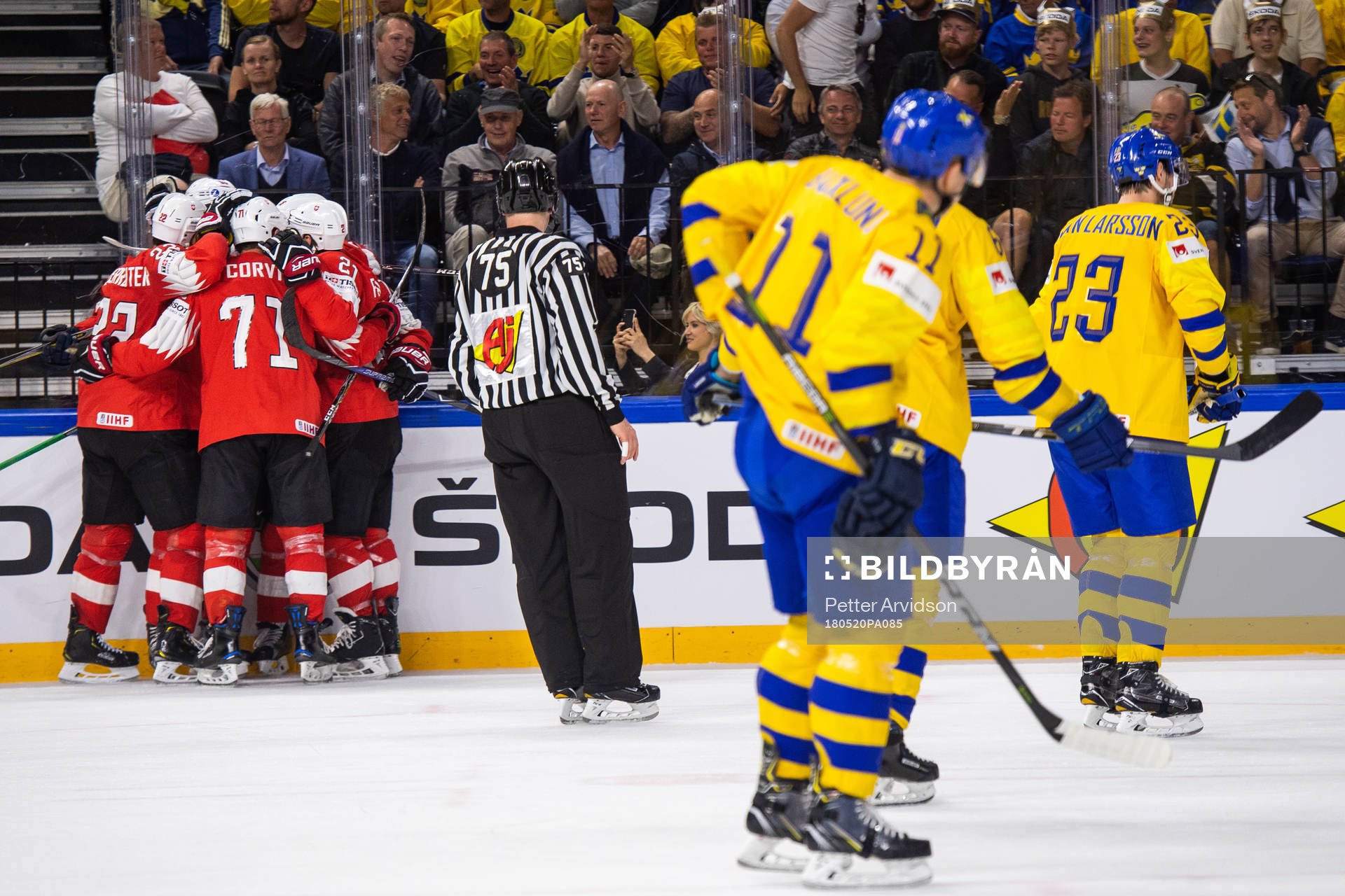Schweiz Nino Niederreiter jublar med lagkamrater