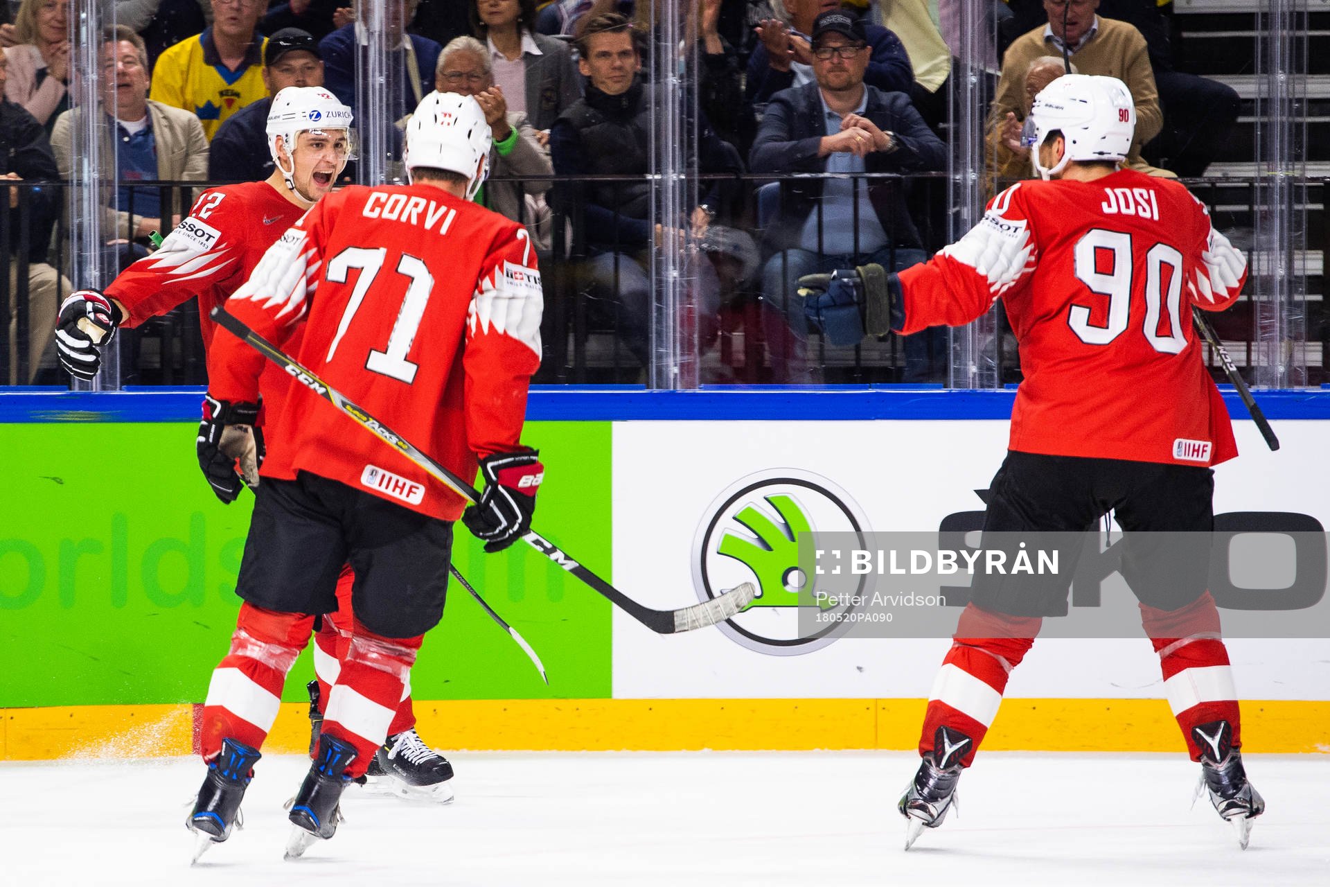 Schweiz Nino Niederreiter jublar med lagkamrater