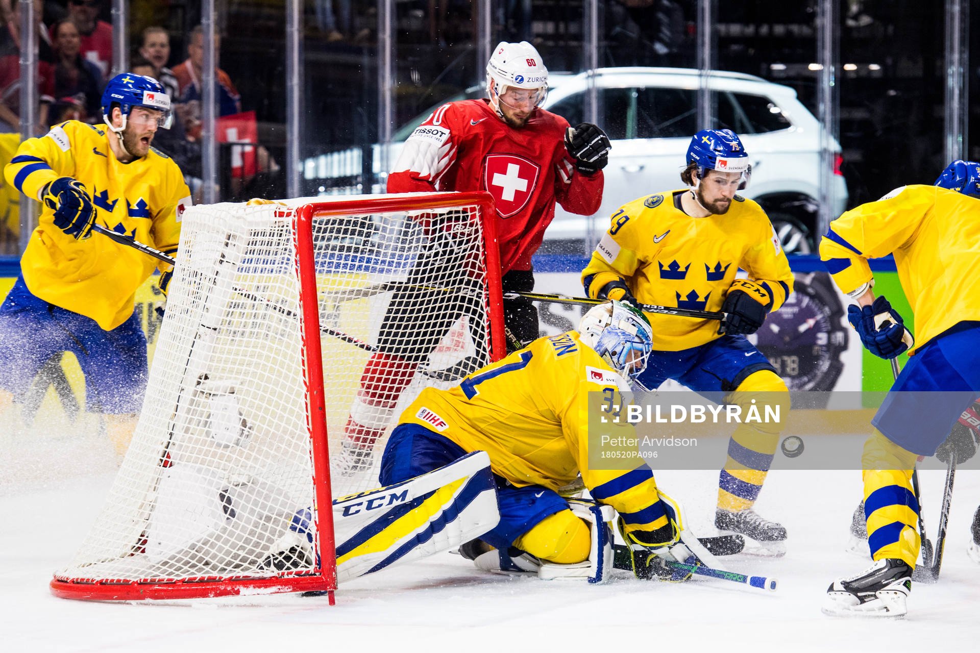 Schweiz Tristan Scherwey mot Sveriges målvakt Anders