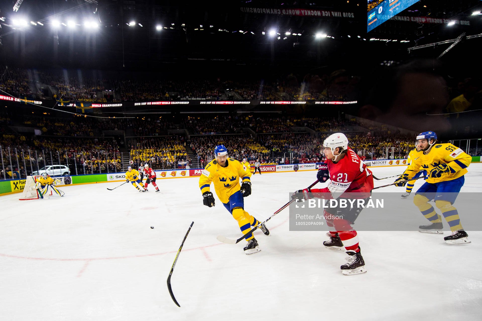 Sveriges Hampus Lindholm och Mika Zibanejad mot Schweiz