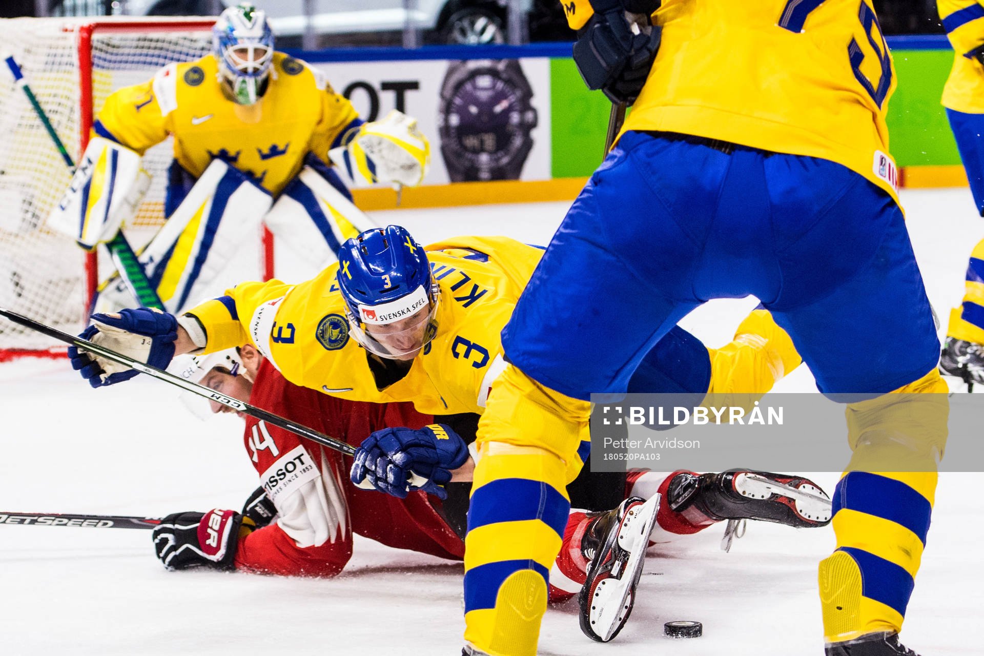 Sveriges John Klingberg ovanpå Schweiz Dean Kukan