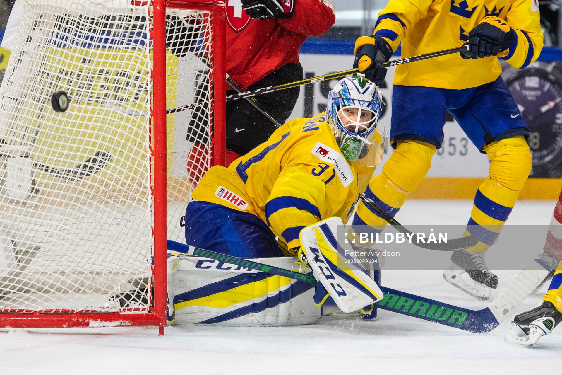 Sveriges målvakt Anders Nilsson och Schweiz Tristan