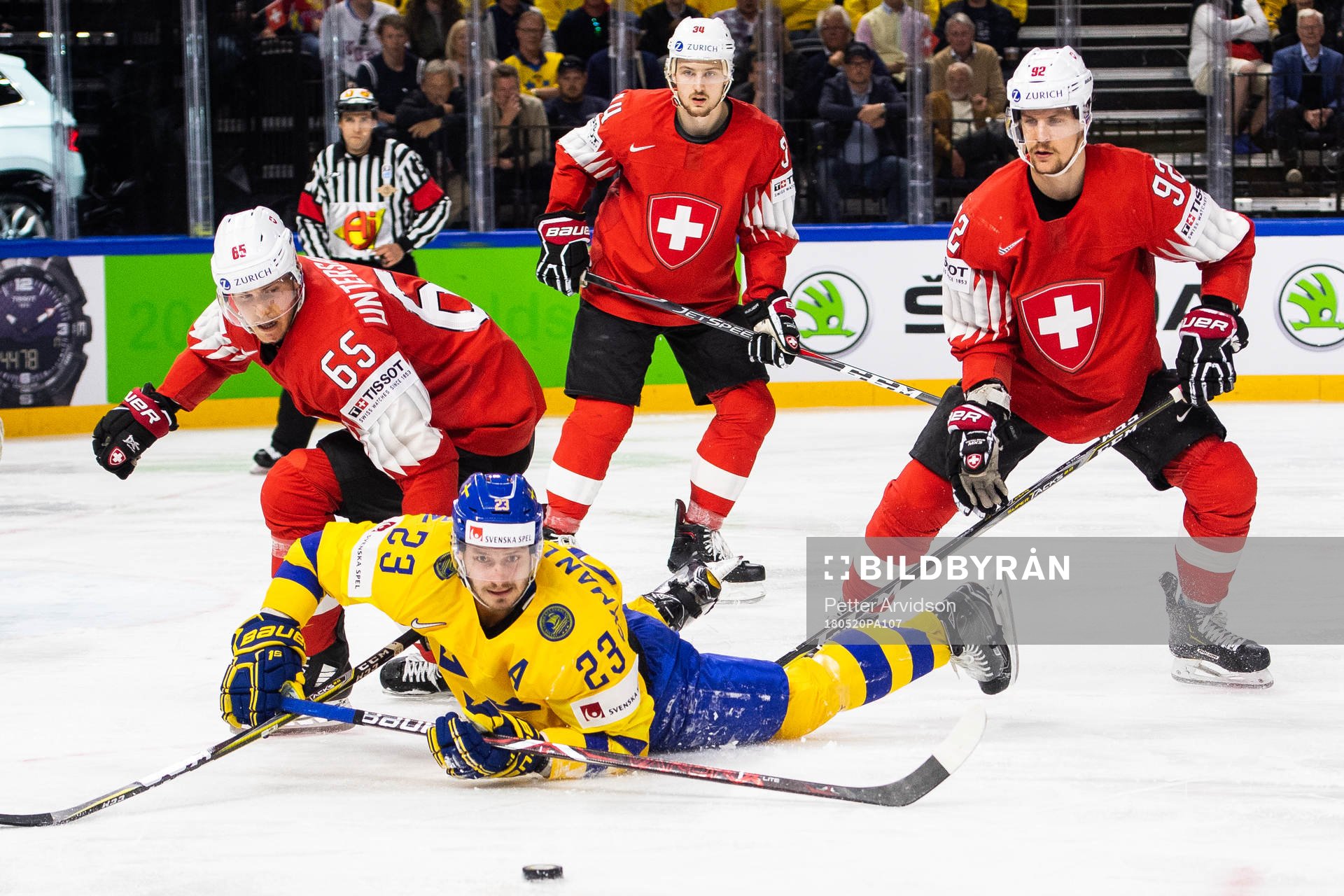 Sveriges Oliver Ekman Larsson faller i kamp om pucken med