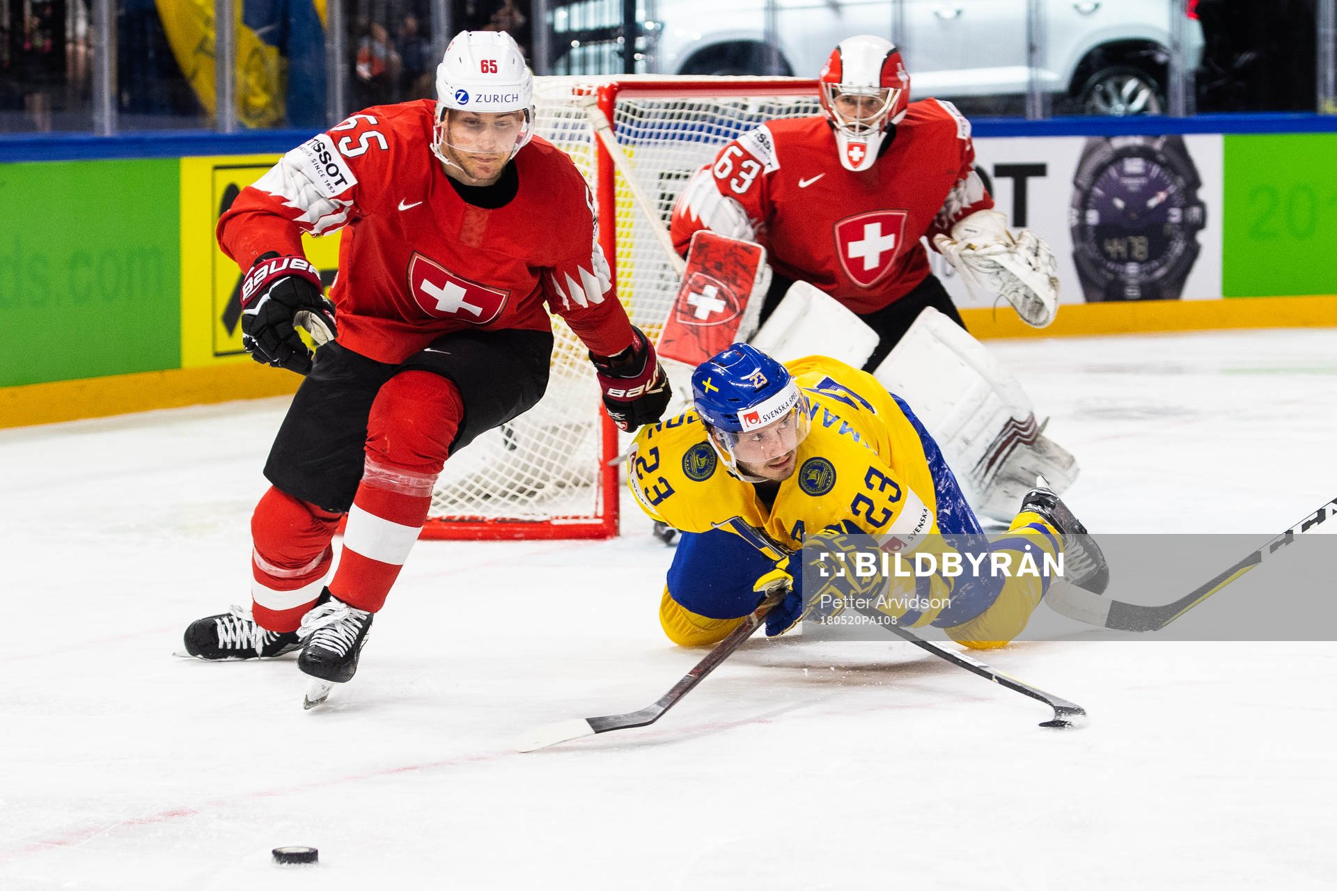 Schweiz Ramon Untersander i kamp om pucken med Sveriges