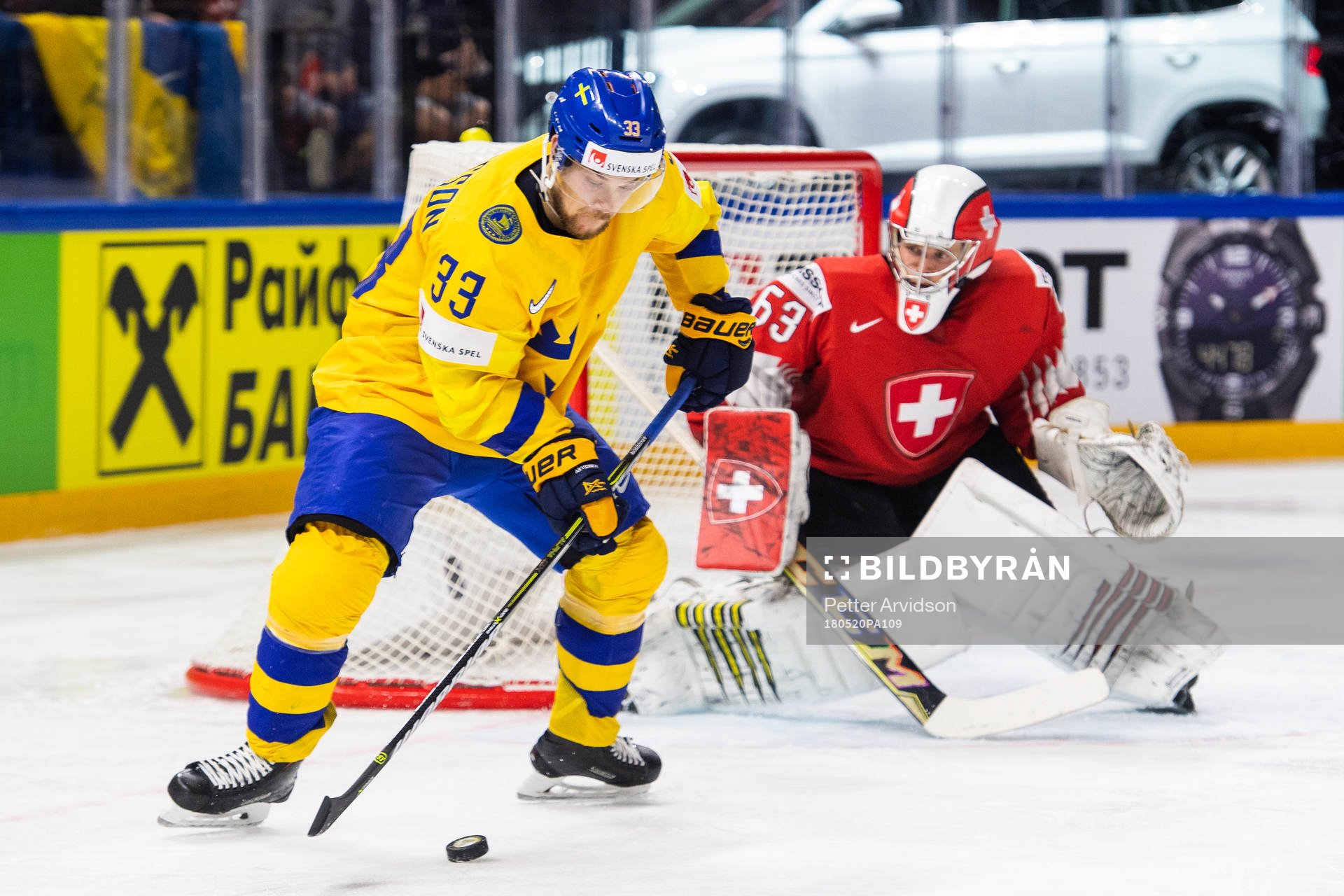 Sveriges Viktor Arvidsson framför Schweiz målvakt