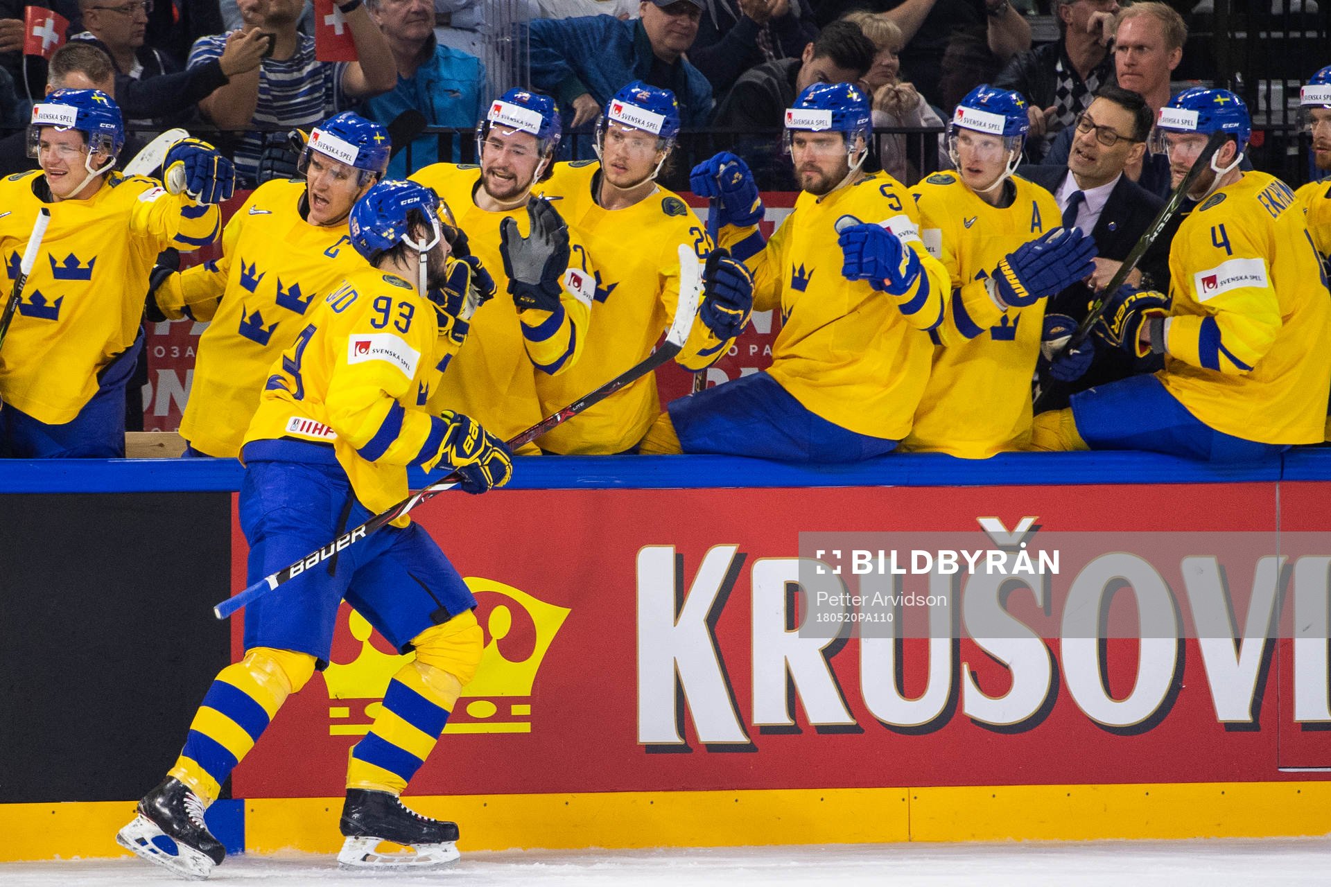 Sveriges Mika Zibanejad jublar med lagkamrater i båset