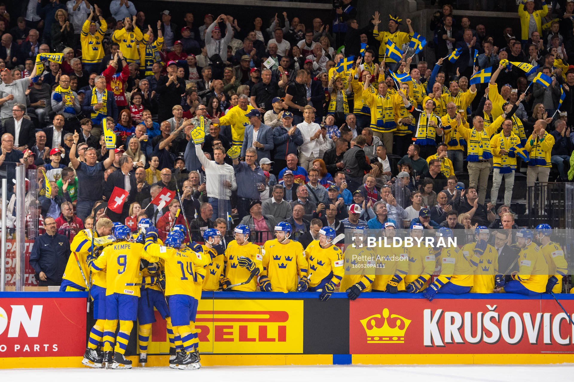 Sveriges Mika Zibanejad jublar med lagkamrater i båset