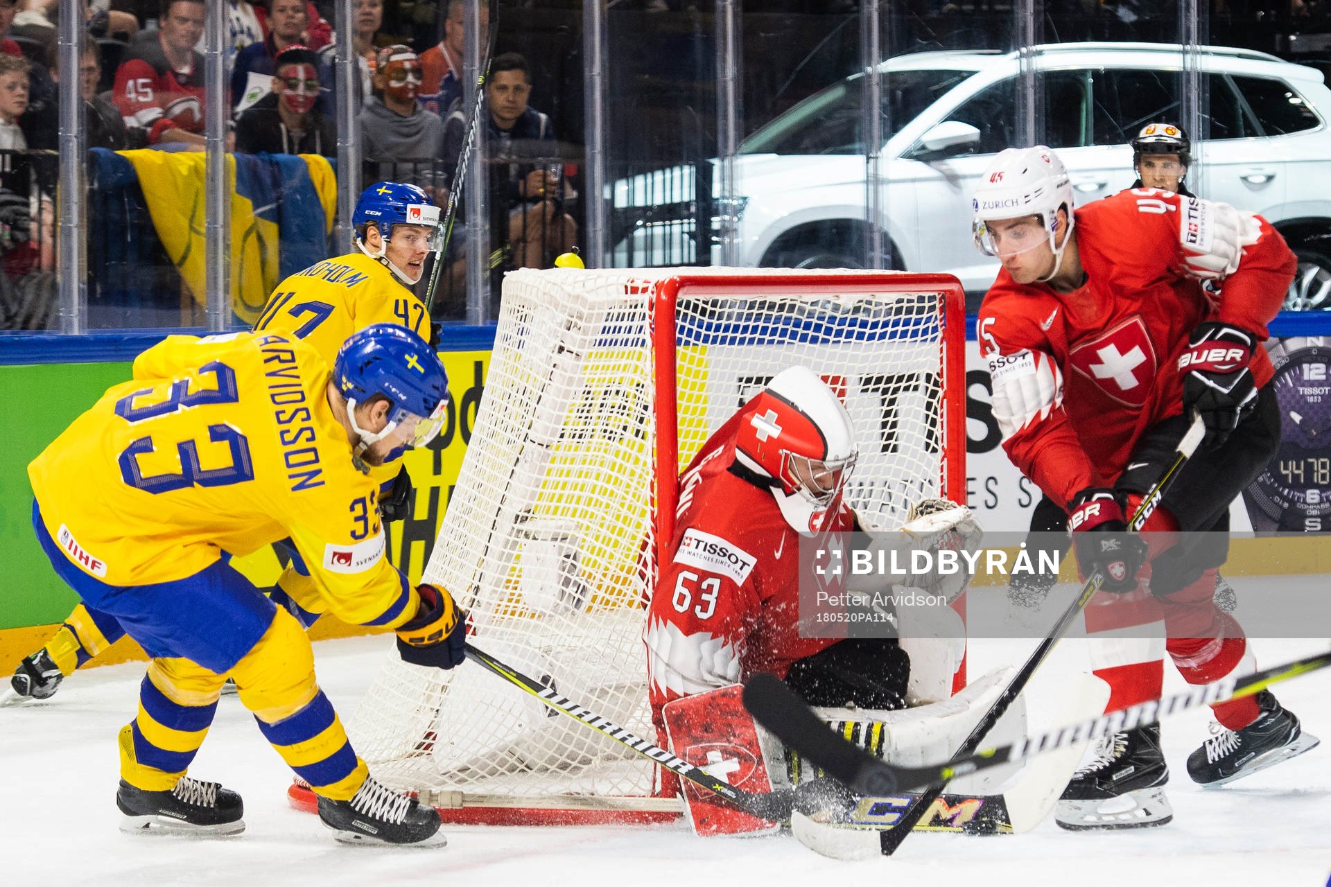 Sveriges Viktor Arvidsson oroar mot Schweiz målvakt