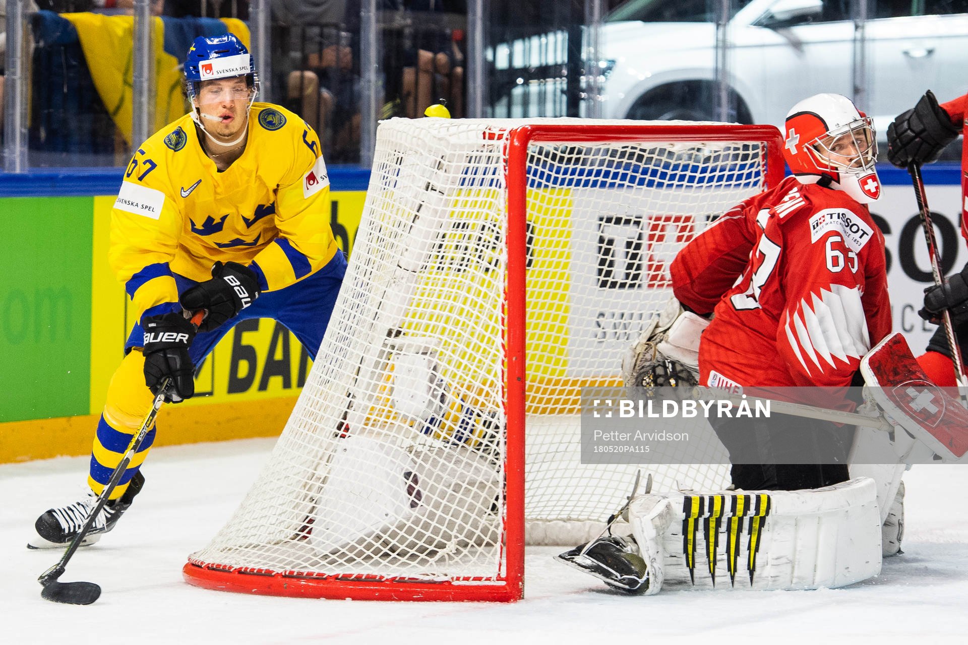 Sveriges Rickard Rakell oroar mot Schweiz målvakt Leonardo
