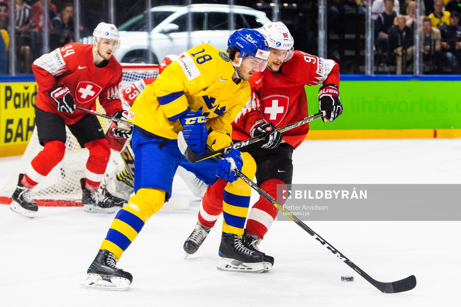 Sveriges Dennis Everberg och Schweiz Gaetan Haas i kamp om