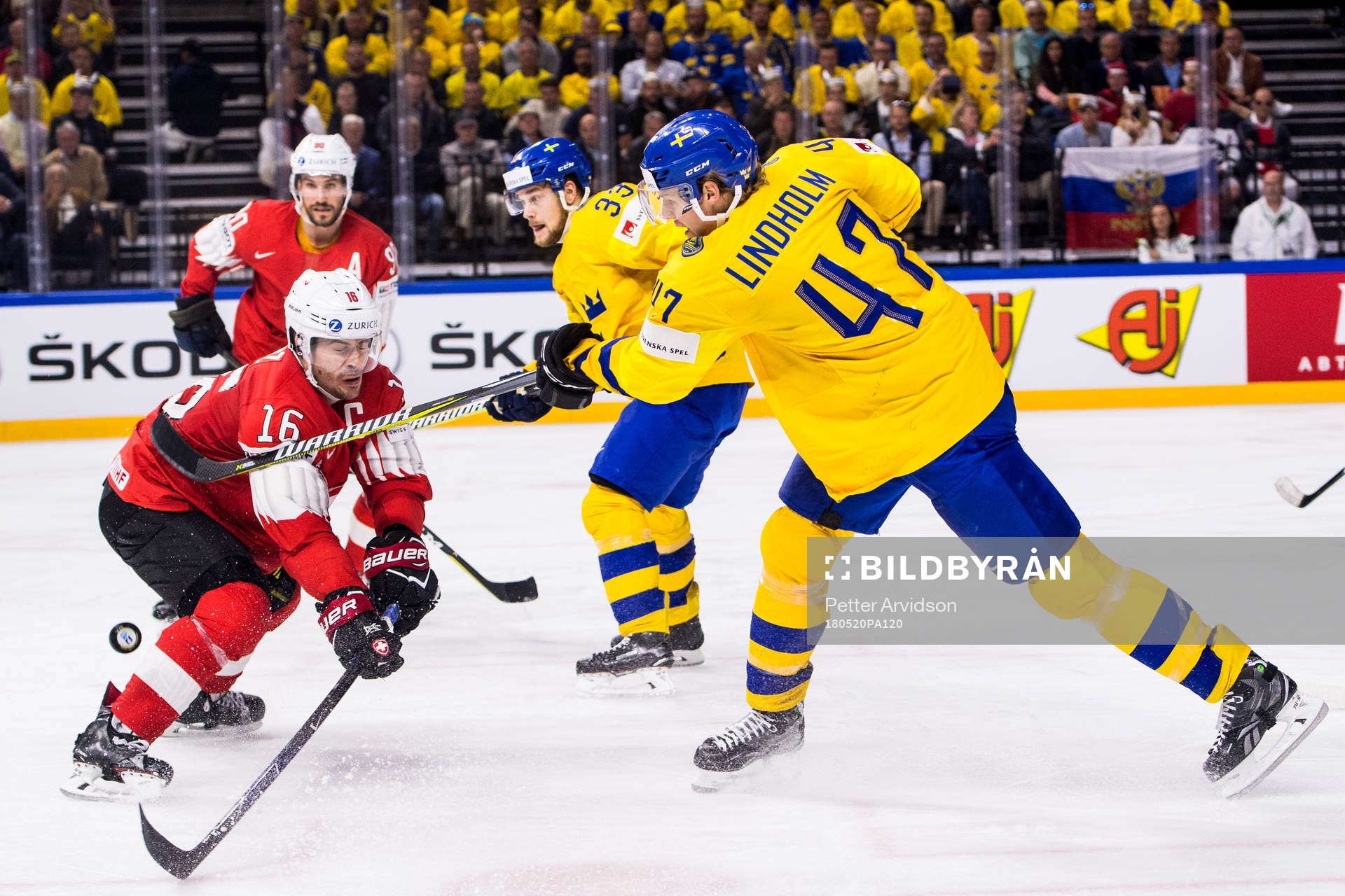 Sveriges Hampus Lindholm testar skott och Schweiz Raphael