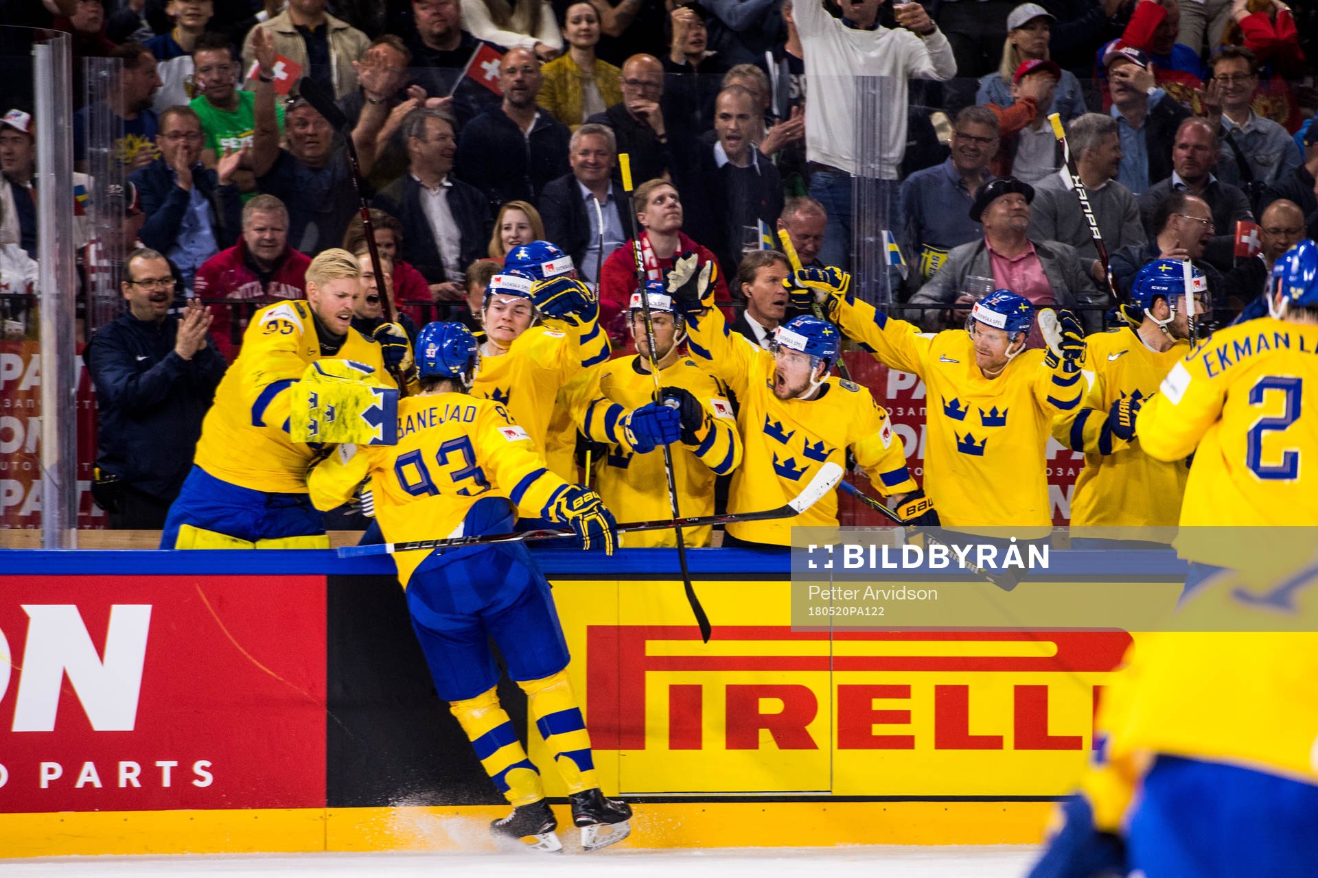 Sveriges Mika Zibanejad jublar med båset