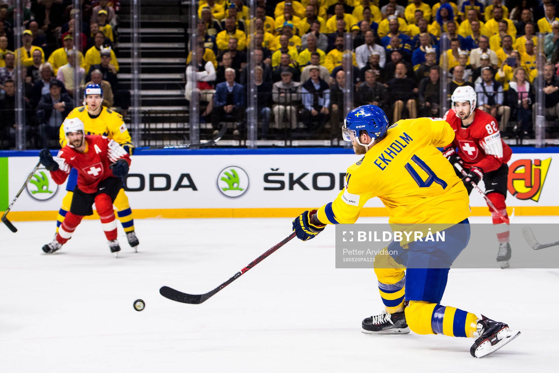 Sveriges Mattias Ekholm skjuter