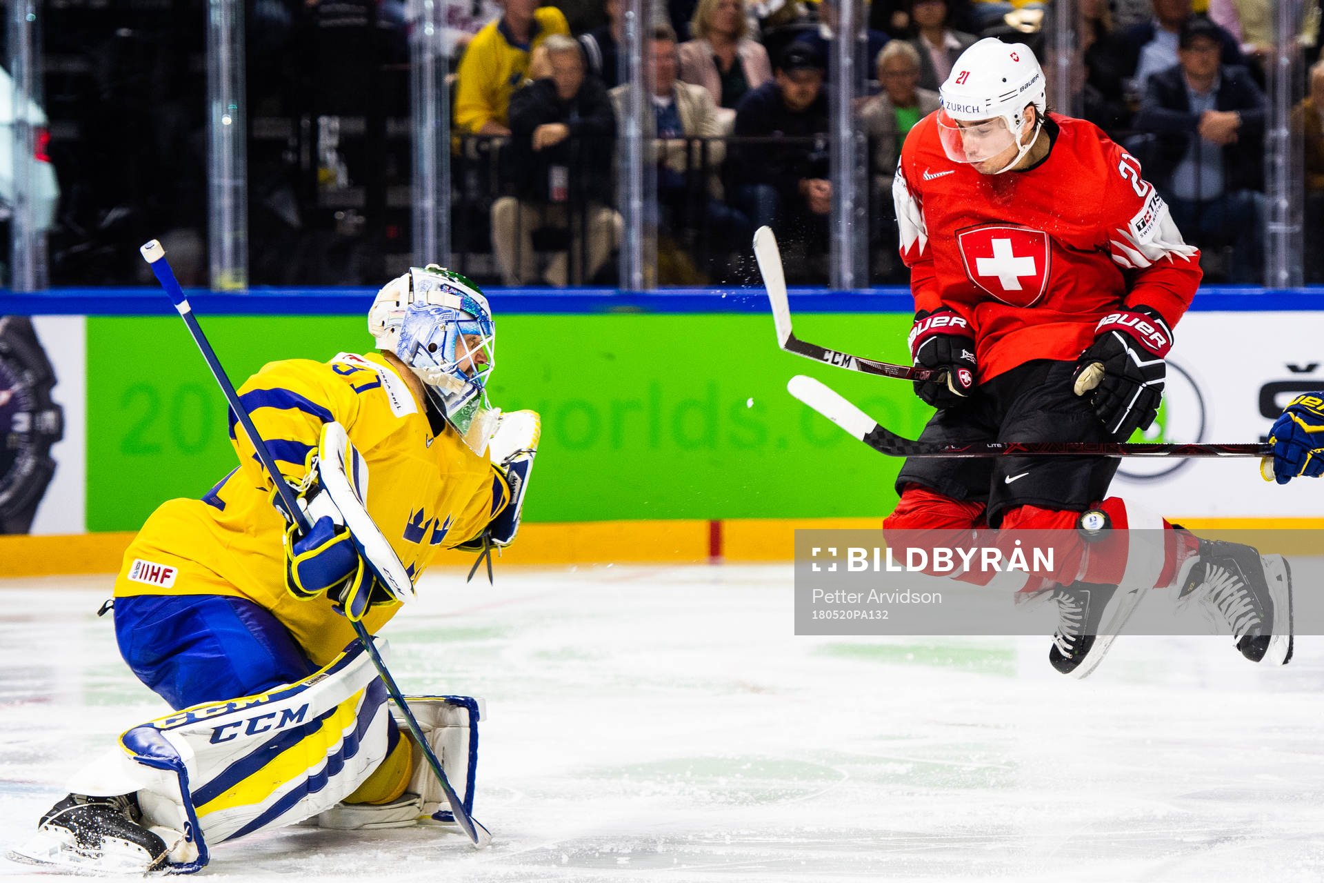 Schweiz Kevin Fiala oroar framför Sveriges målvakt Anders