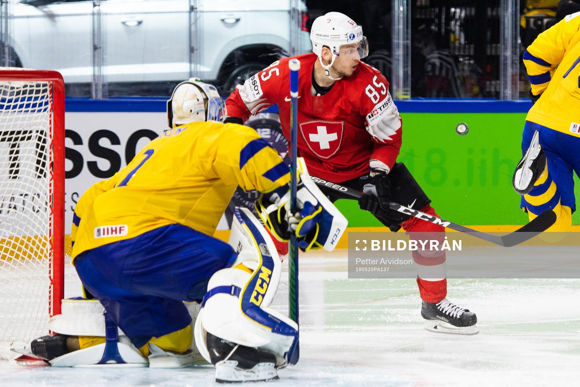 Schweiz Sven Andrighetto oroar framför Sveriges målvakt