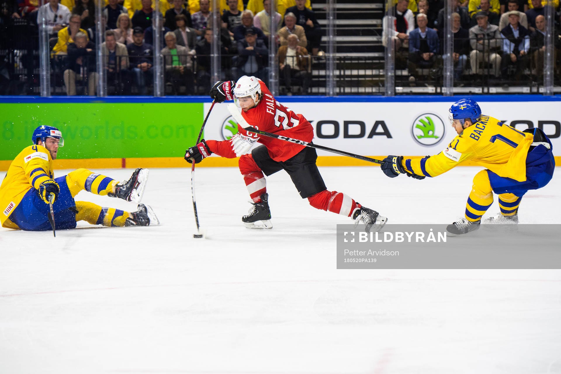 Sveriges Mattias Ekholm och Mikael Backlund försvarar mot