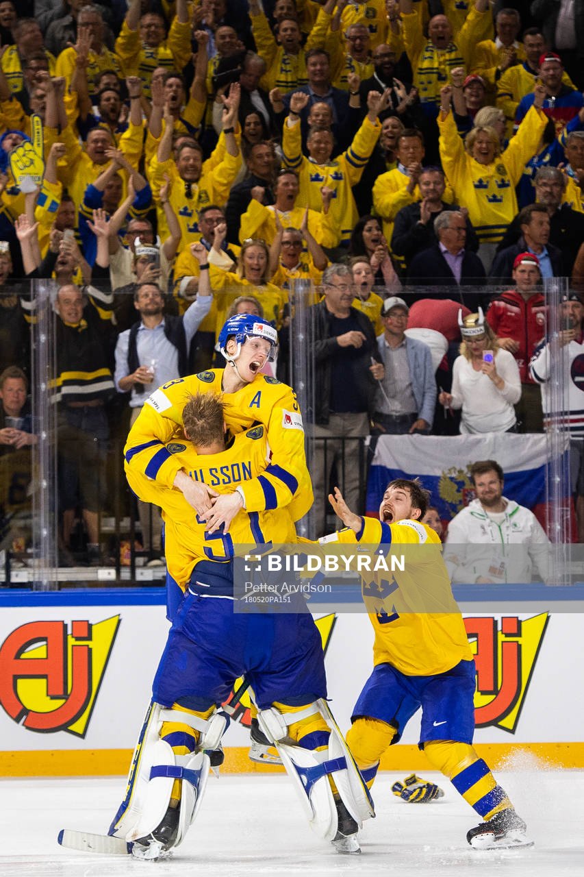 Sveriges John Klingberg och målvakt Anders Nilsson jublar
