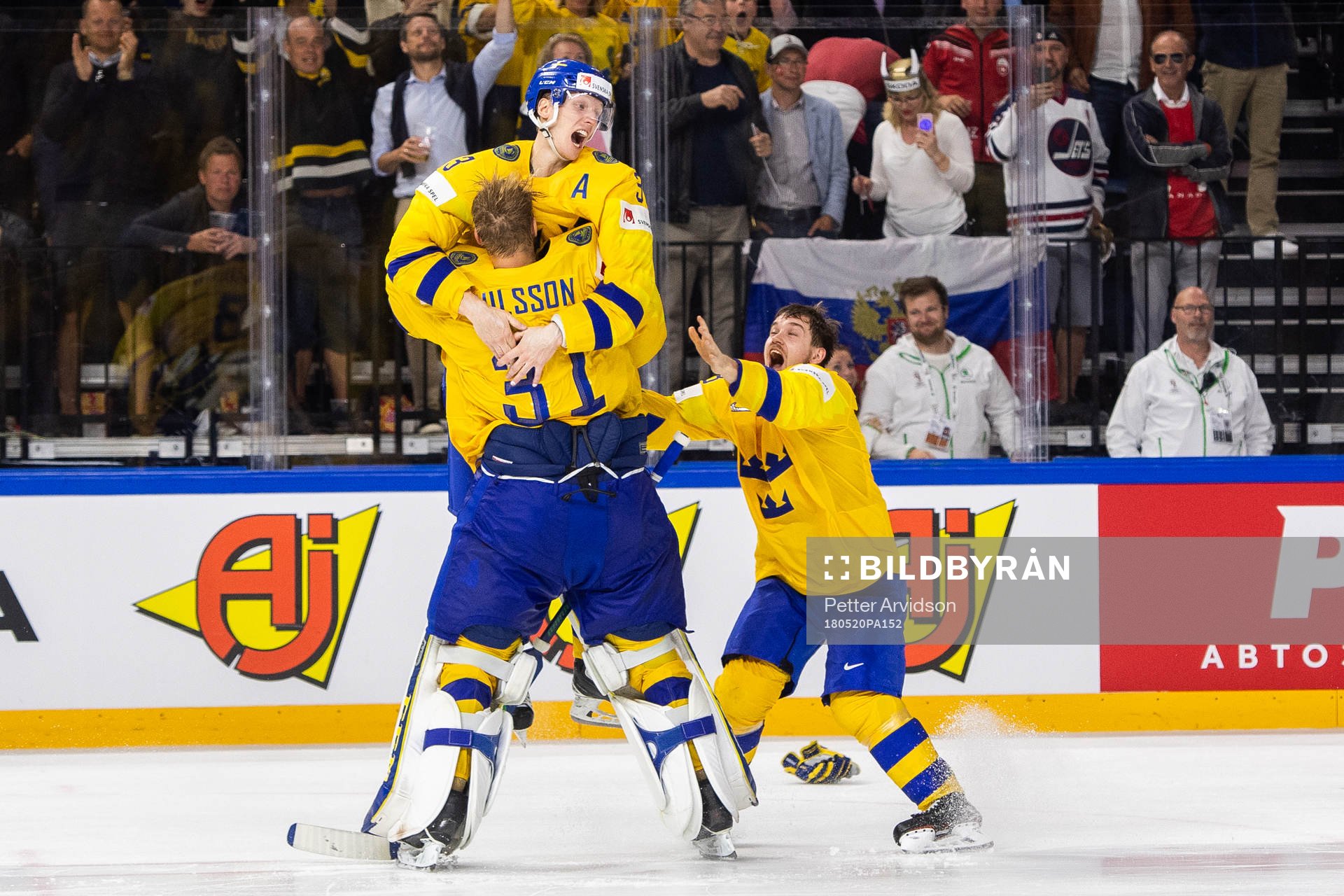 Sveriges John Klingberg och målvakt Anders Nilsson jublar