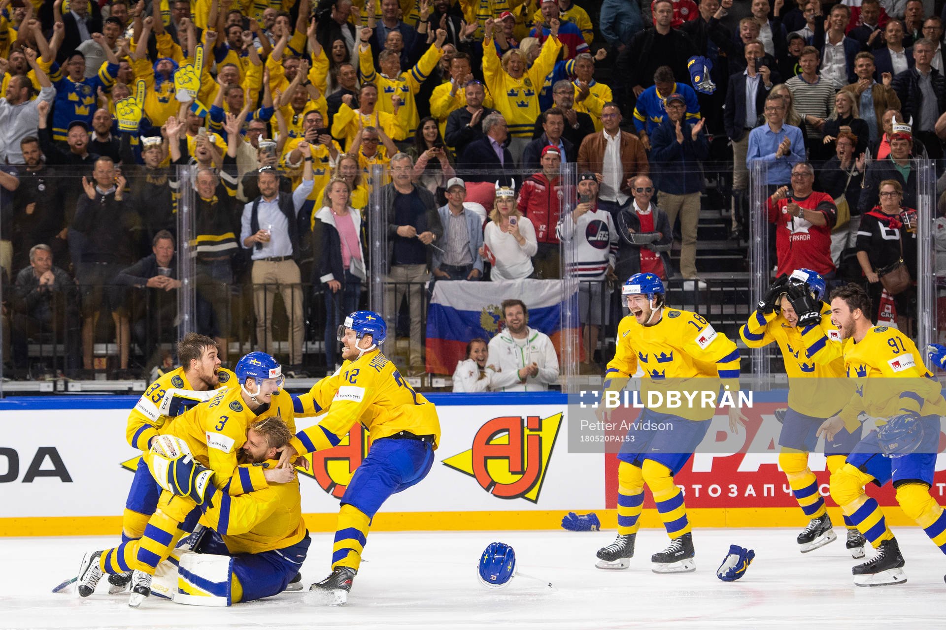 Sveriges spelare kramar och jublar med målvakt Anders