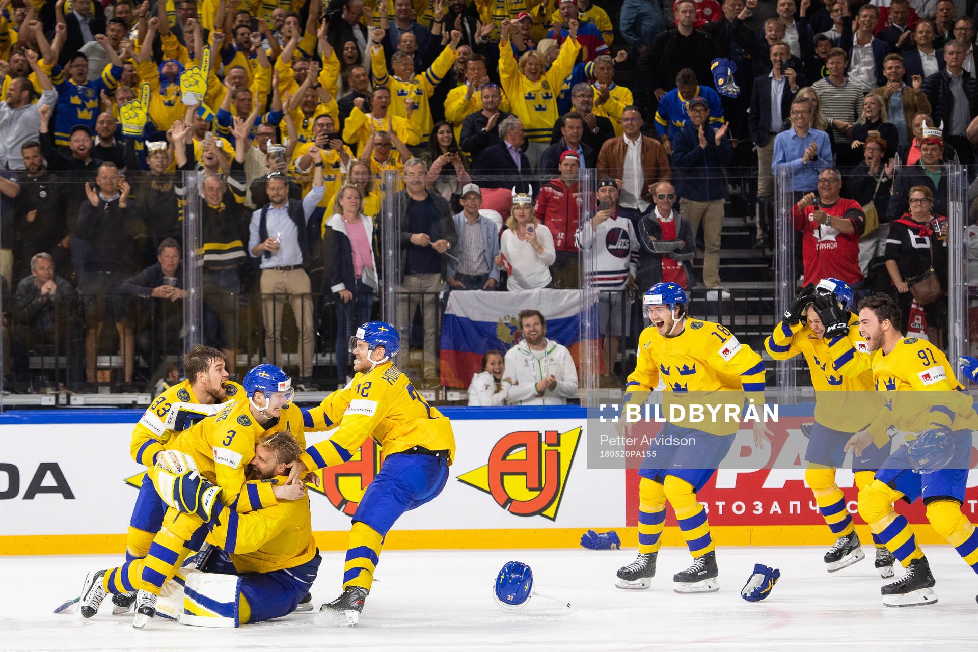 Sveriges spelare kramar och jublar med målvakt Anders
