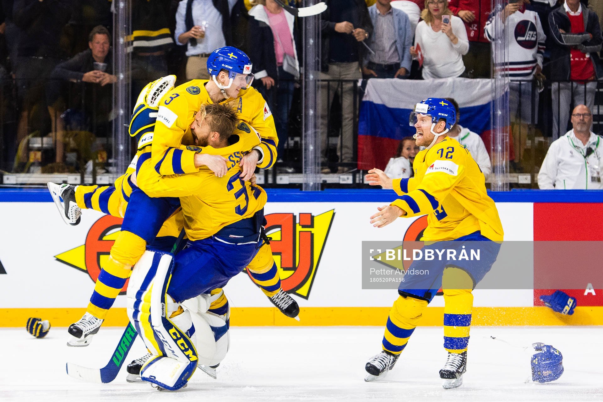Sveriges spelare kramar och jublar med målvakt Anders