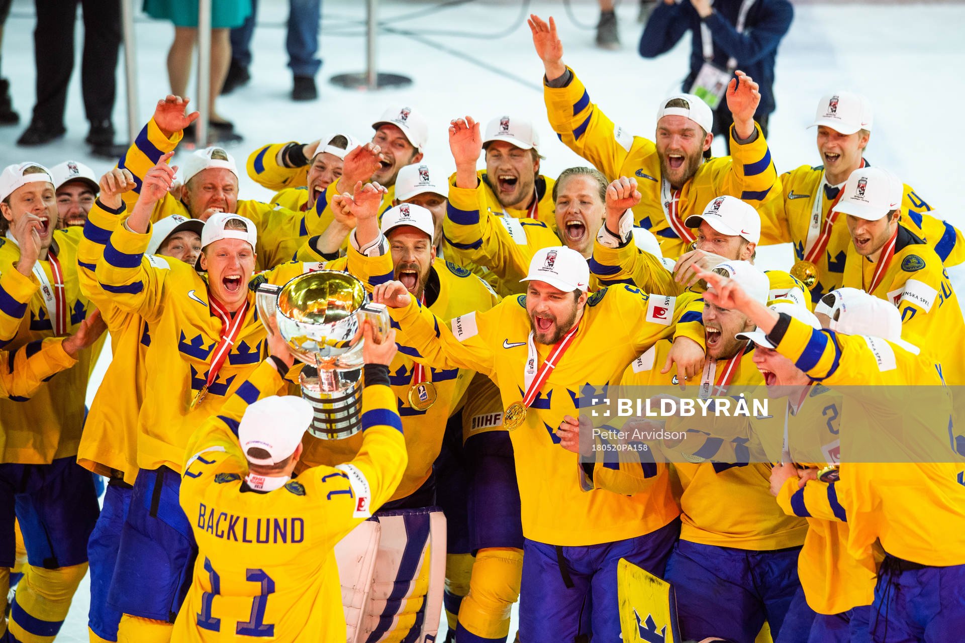Sveriges spelare jublar med pokalen