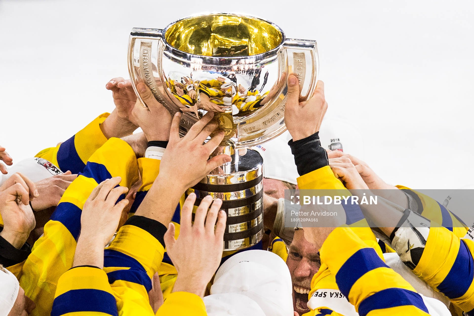 Sveriges spelare jublar med pokalen