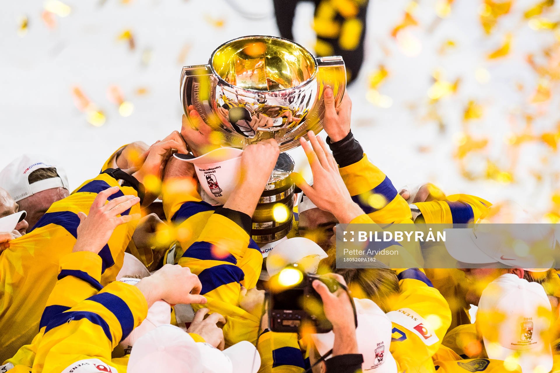 Sveriges spelare jublar med pokalen