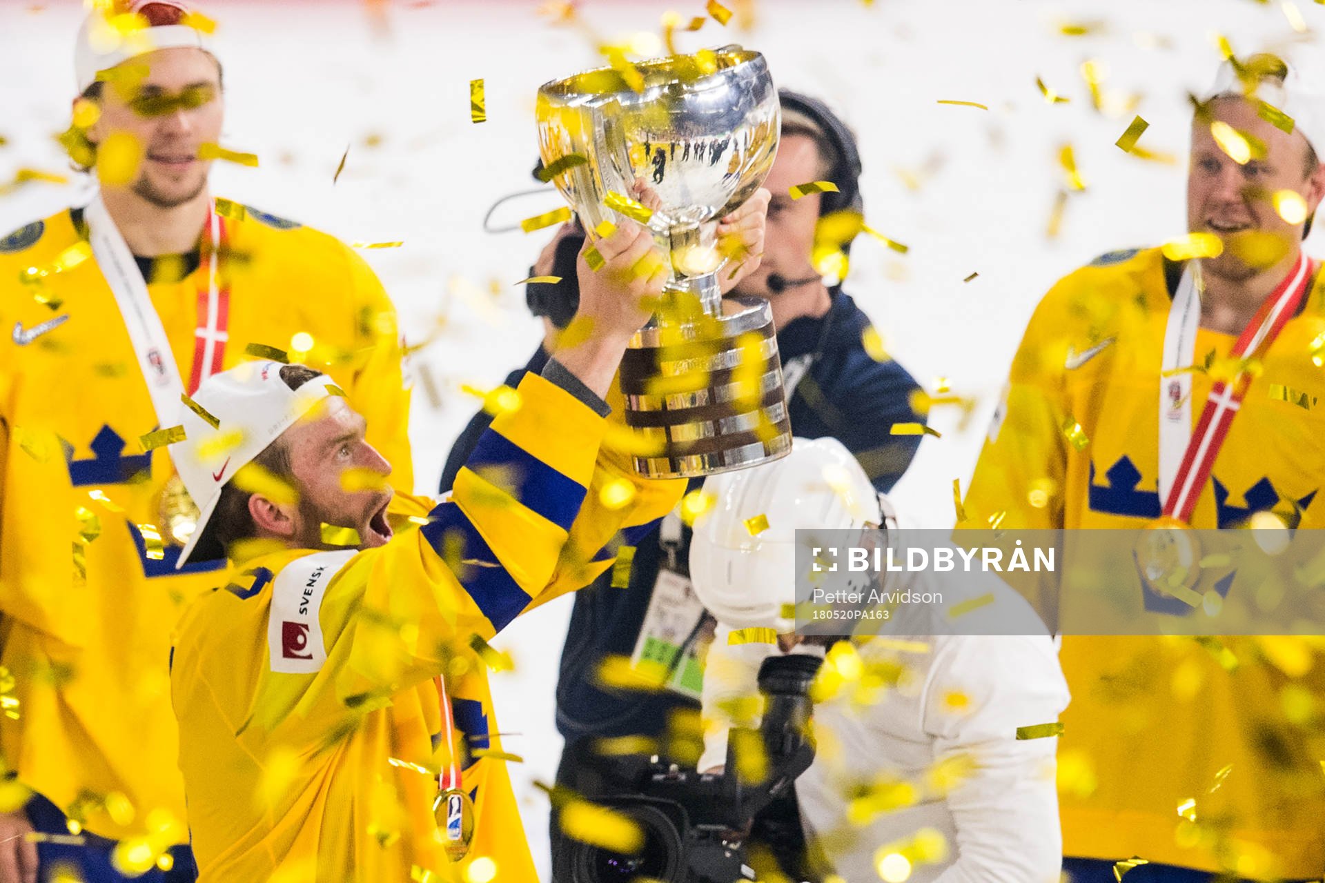 Sveriges Mattias Ekholm jublar med pokalen