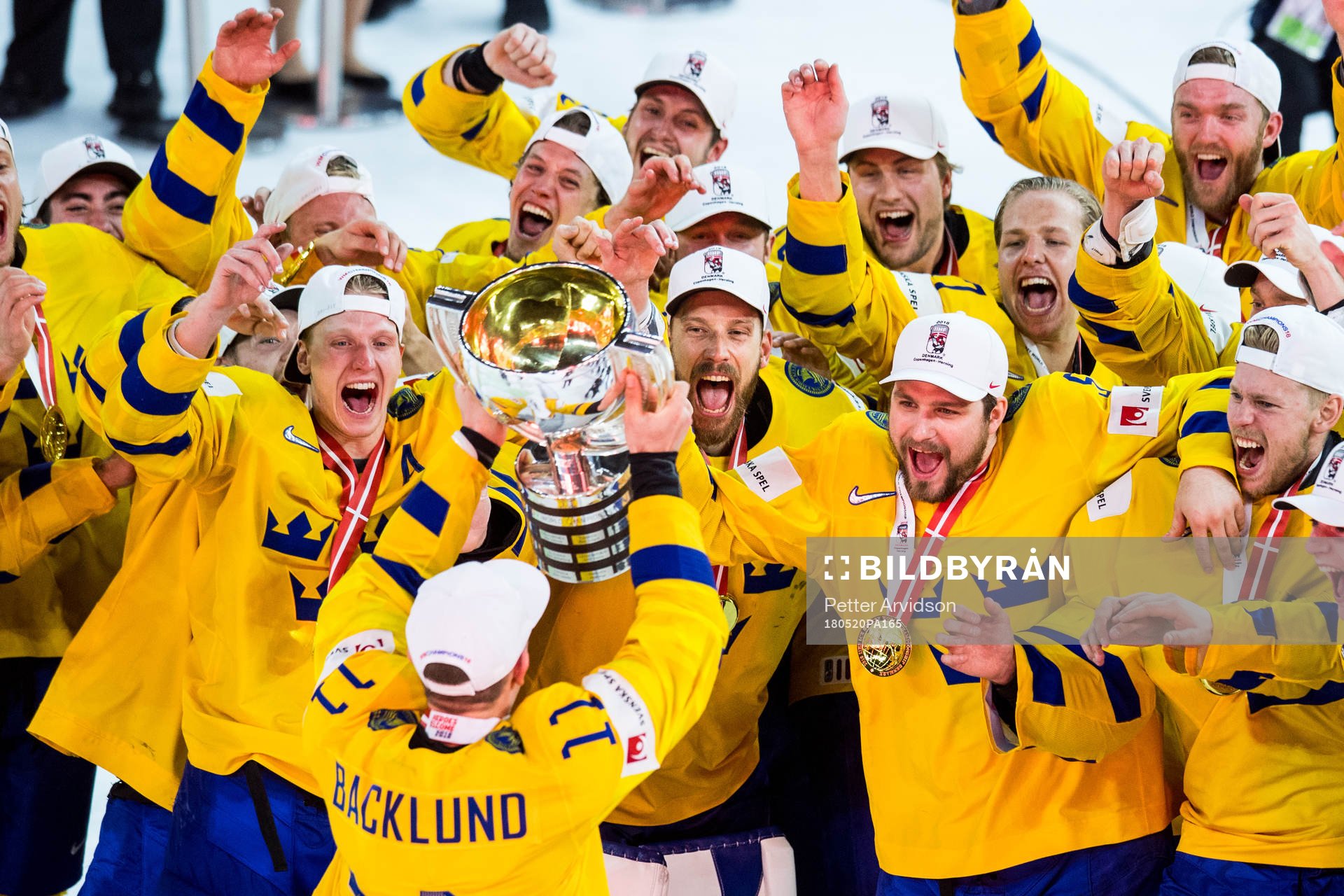 Sveriges Mikael Backlund lyfter pokalen och jublar med laget