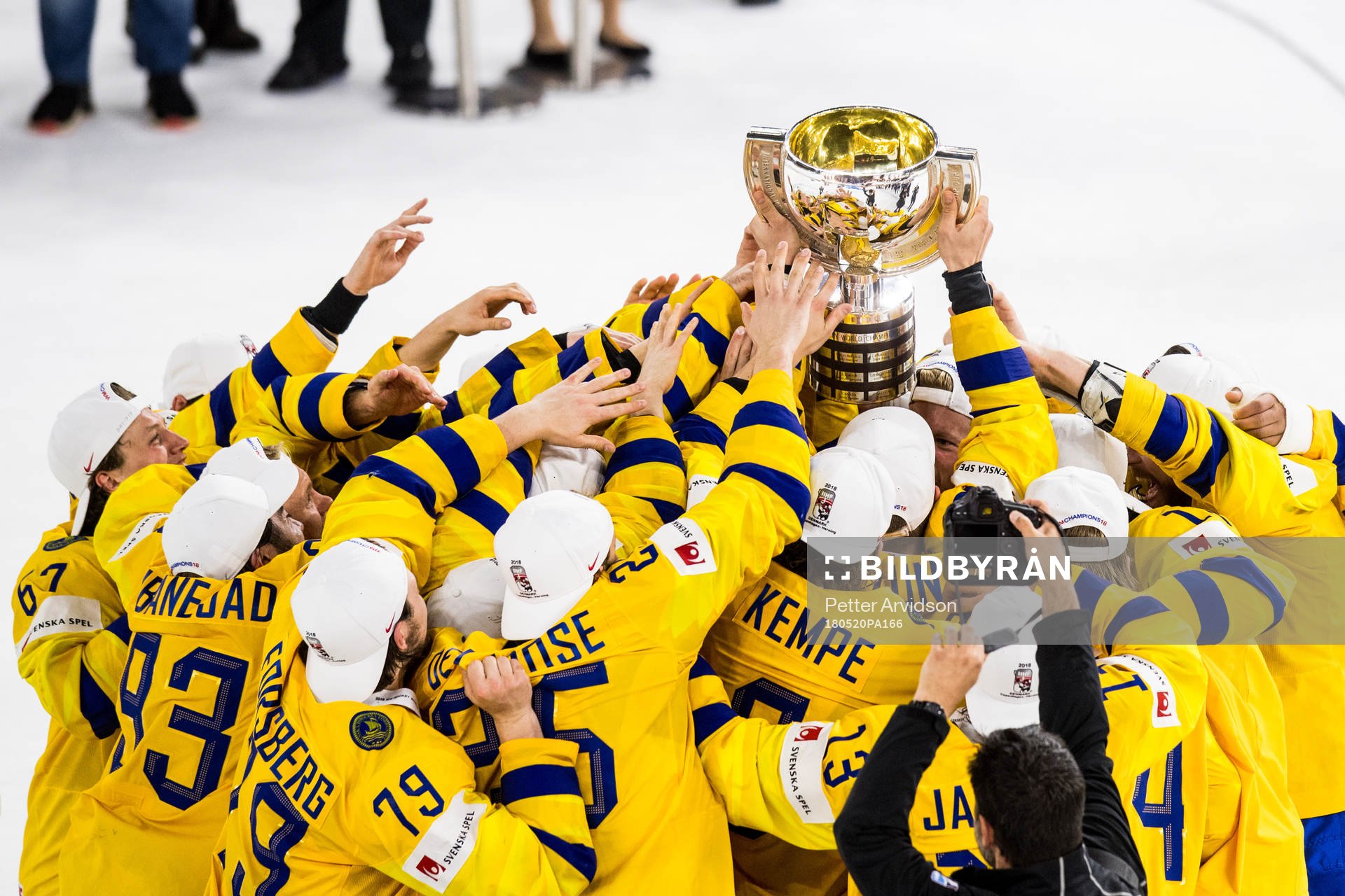 Sveriges spelare jublar med pokalen