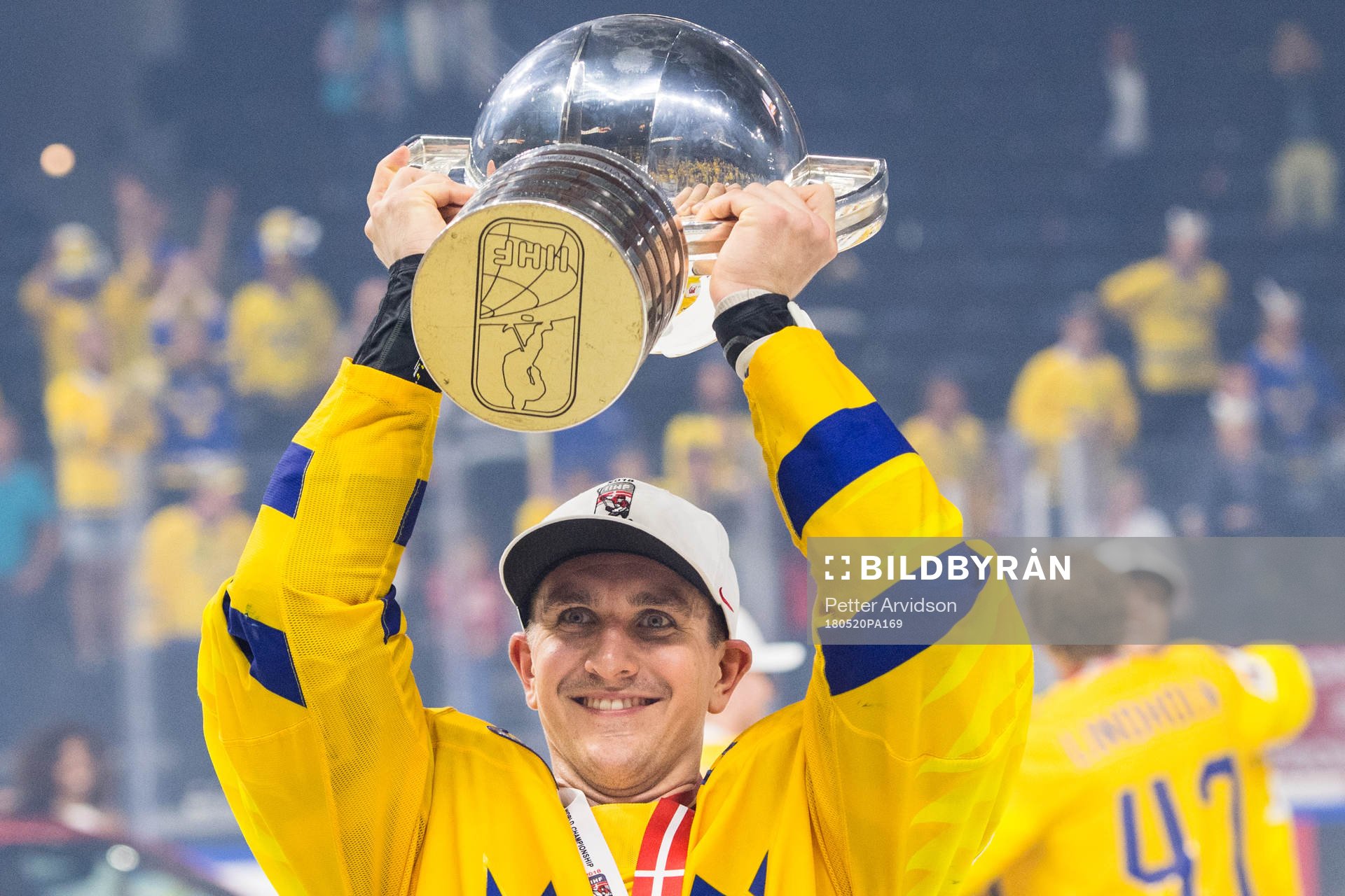 Sveriges kapten Mikael Backlund jublar med pokalen