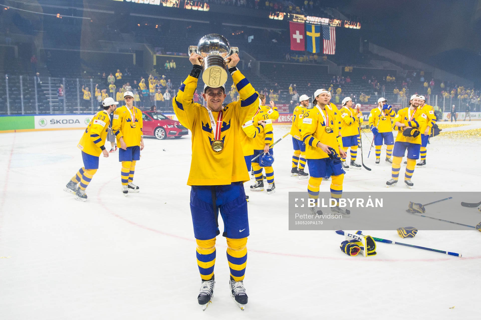 Sveriges kapten Mikael Backlund jublar med pokalen