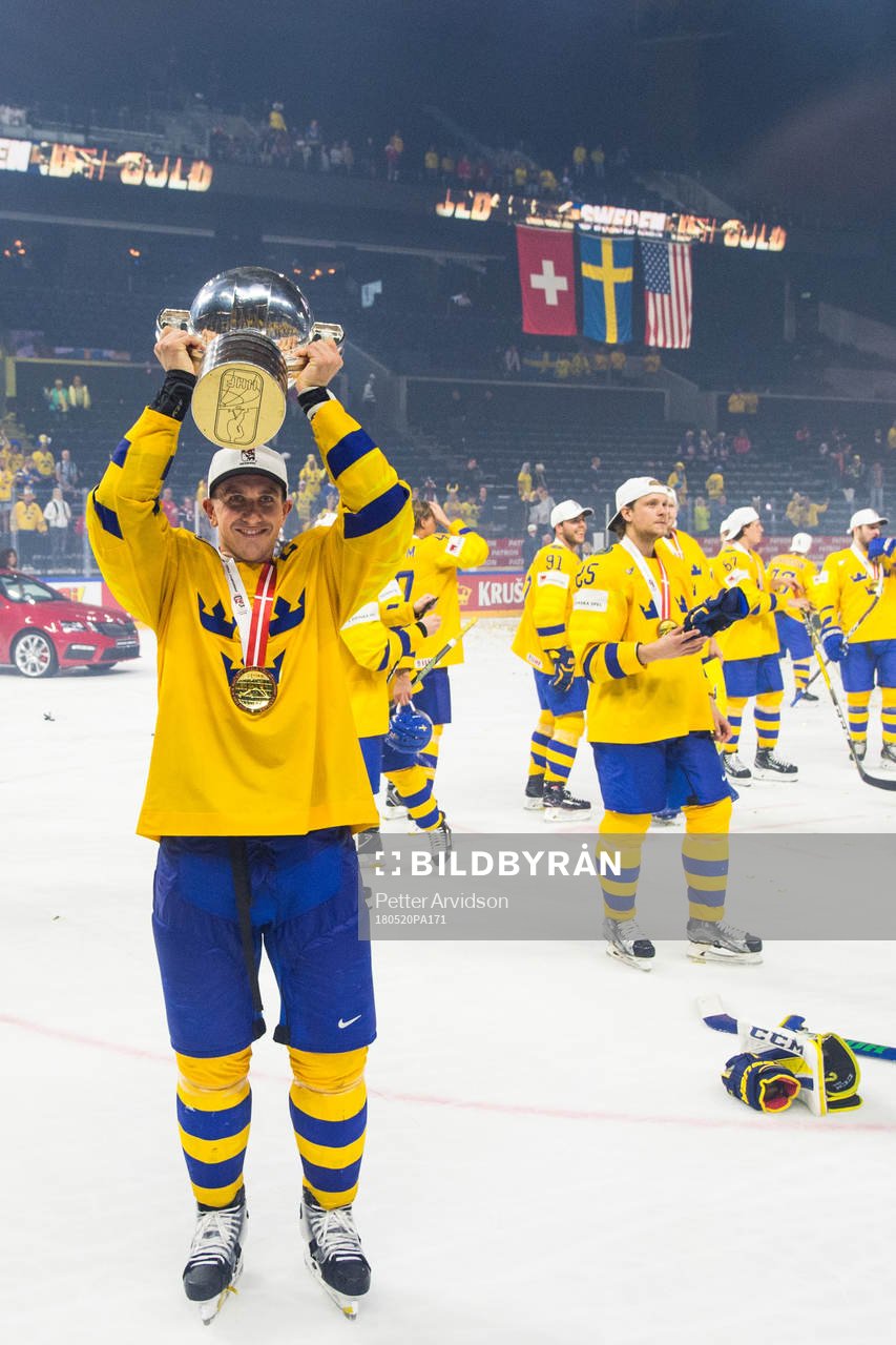 Sveriges kapten Mikael Backlund jublar med pokalen