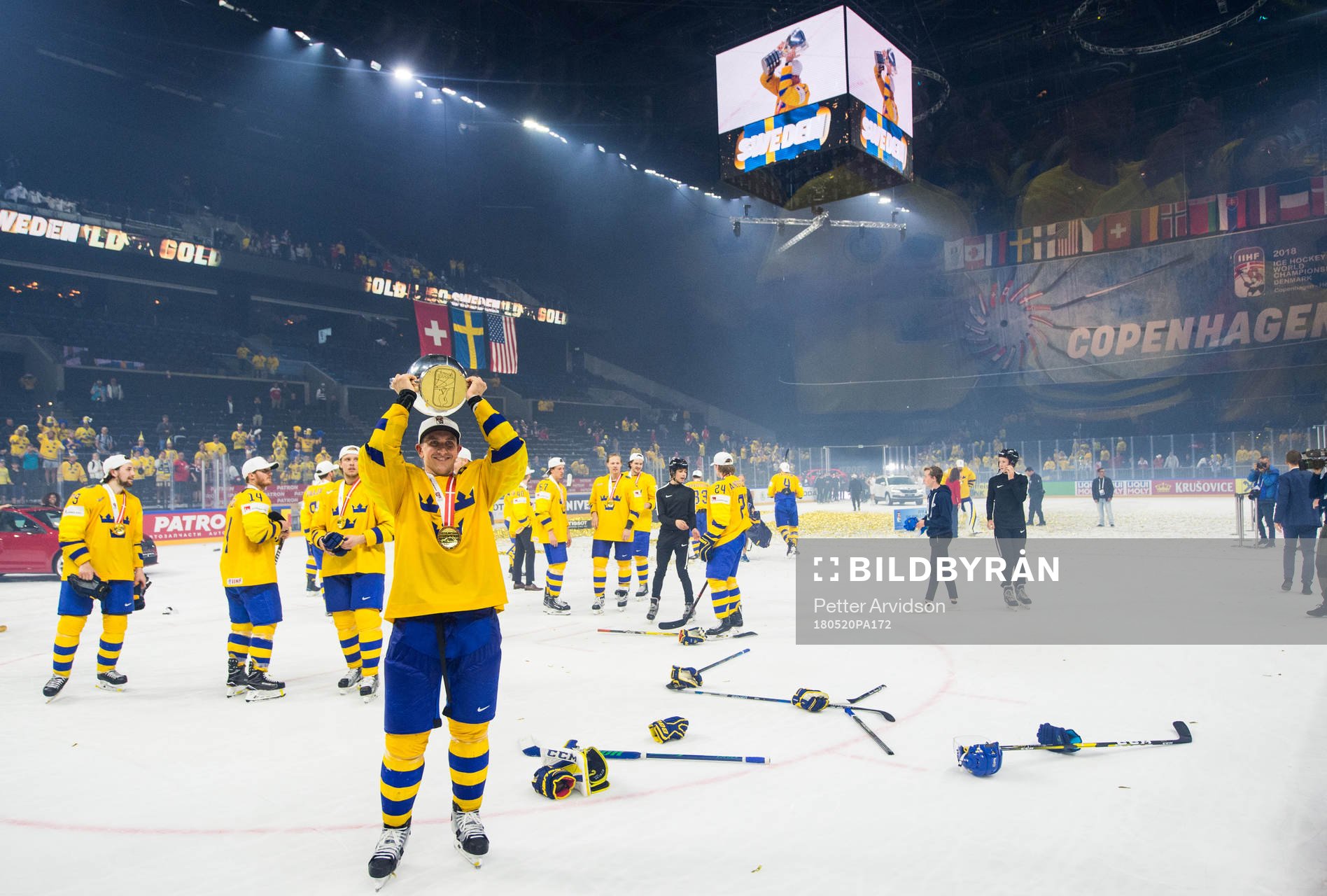 Sveriges kapten Mikael Backlund jublar med pokalen