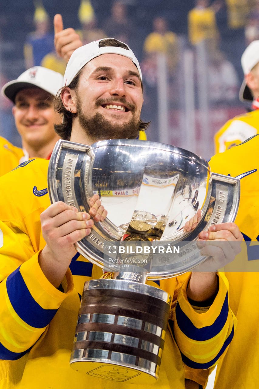 Sveriges Filip Forsberg jublar med pokalen