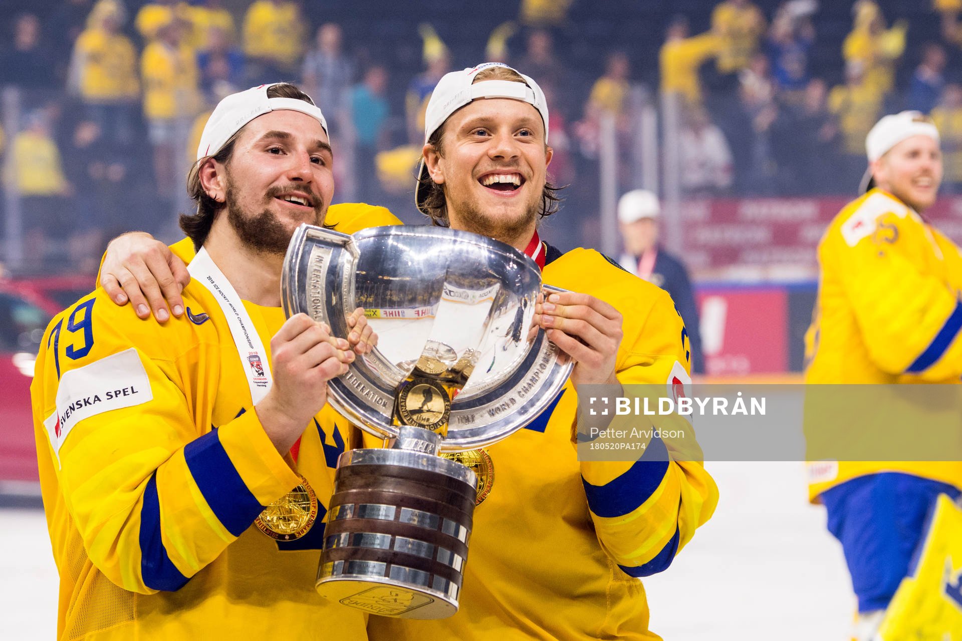 Sveriges Filip Forsberg och Jacob de la Rose jublar med