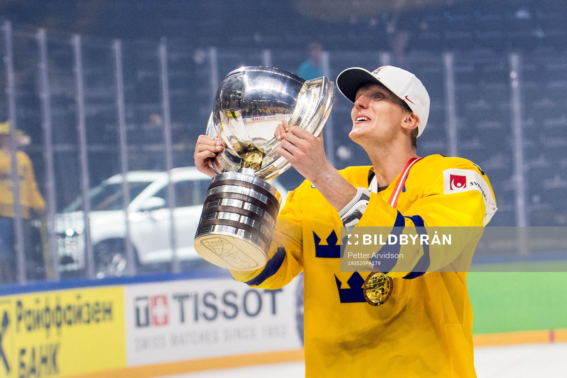 Sveriges John Klingberg jublar med pokalen