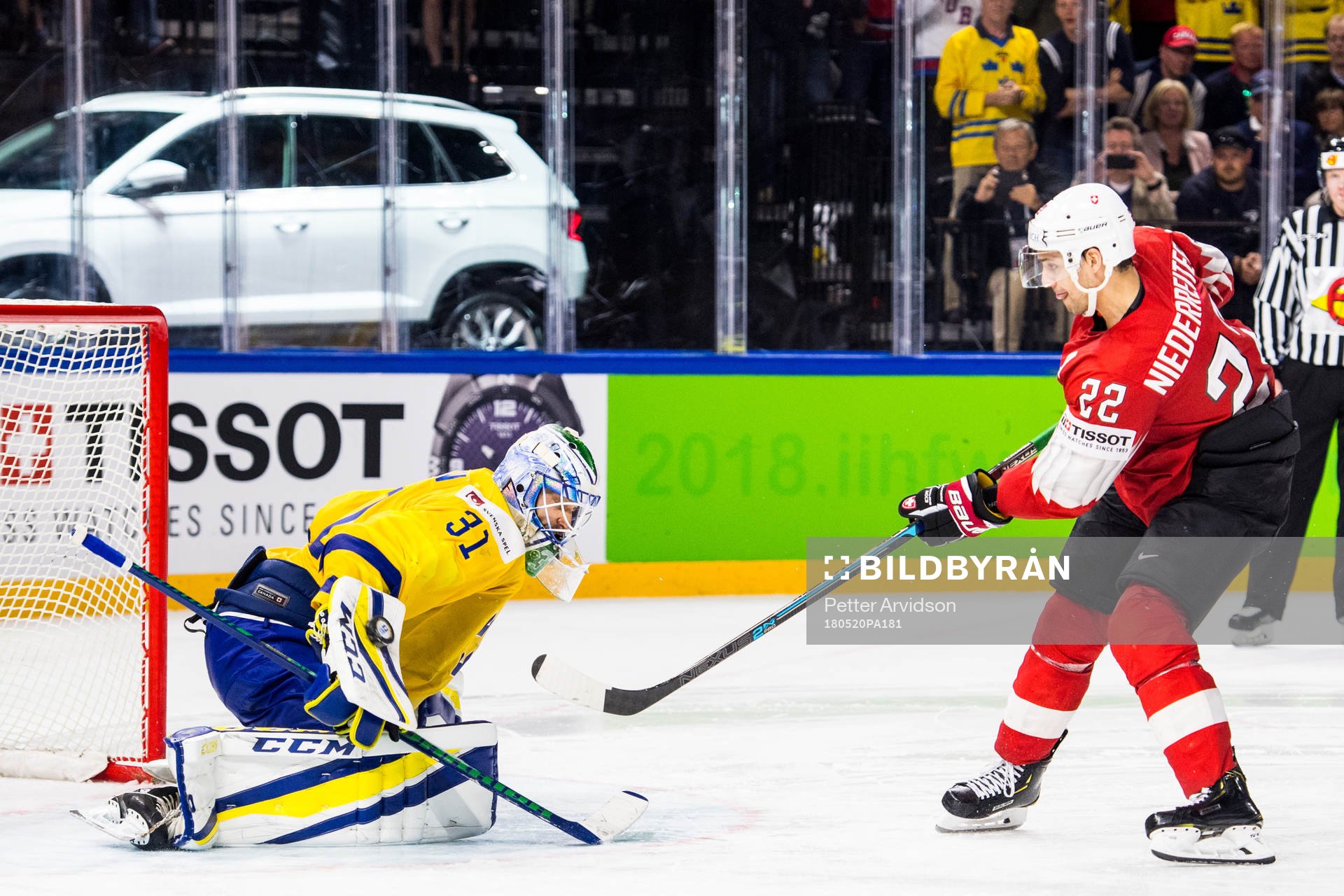 Sveriges målvakt Anders Nilsson räddar