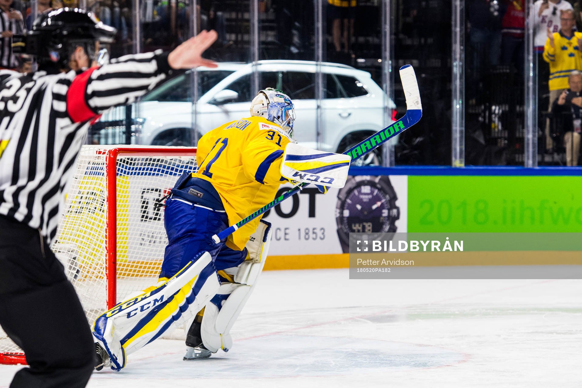 Sveriges målvakt Anders Nilsson räddar