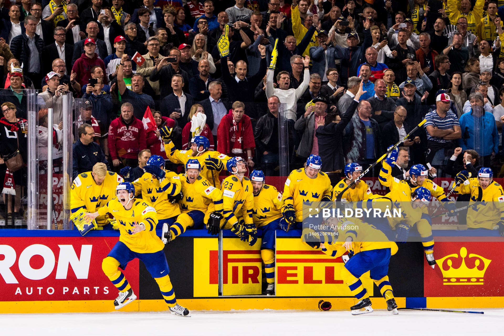 Sveriges spelare jublar när Sverige vinner vm-guld