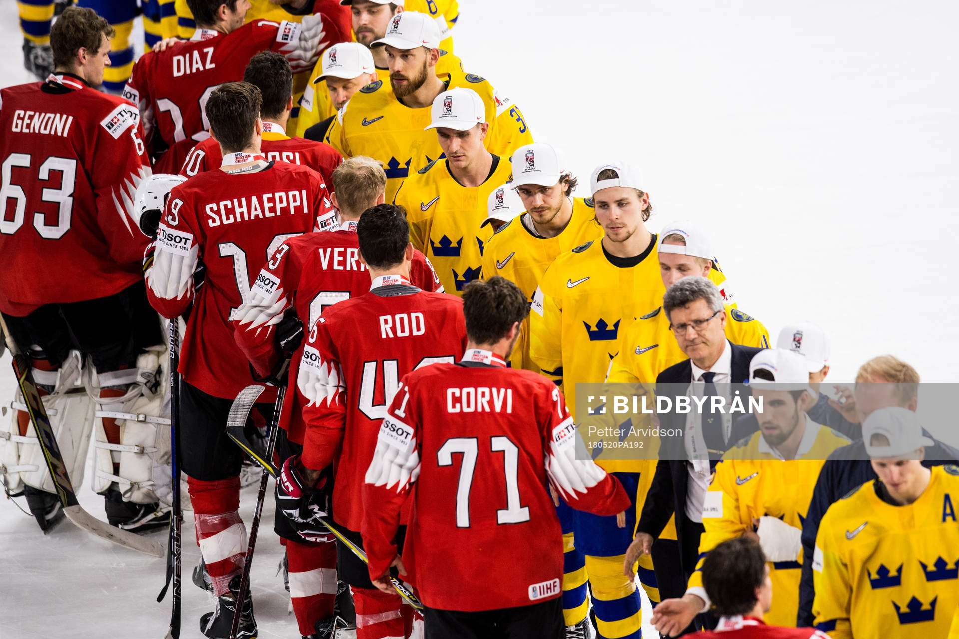 Schweiz spelare tackar Sveriges spelare