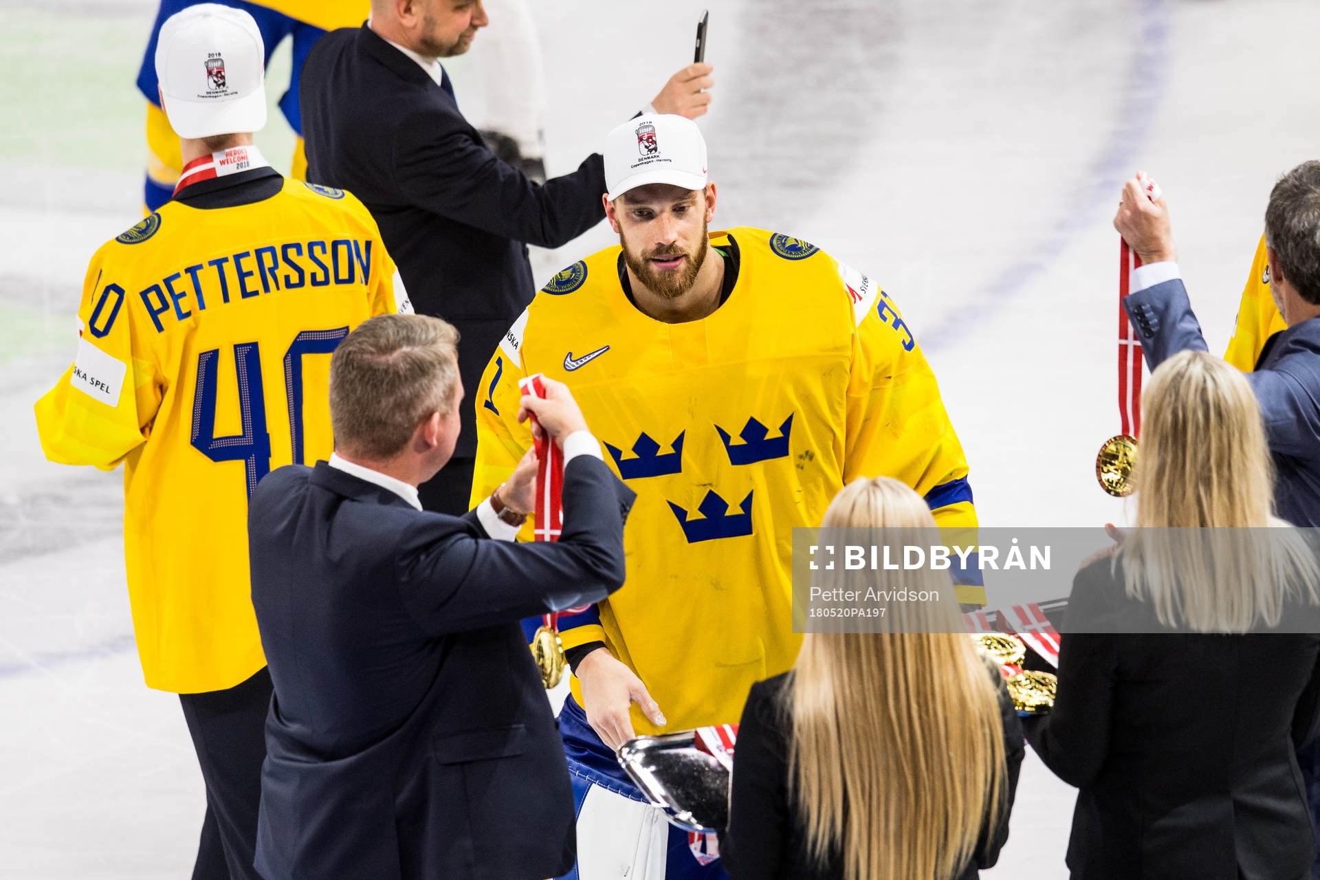 Sveriges målvakt Anders Nilsson tar emot sin guldmedalj