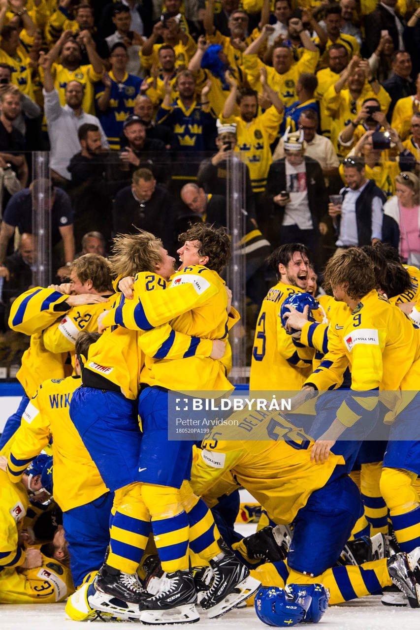 Sveriges Lias Andersson och Rickard Rakell (m) jublar
