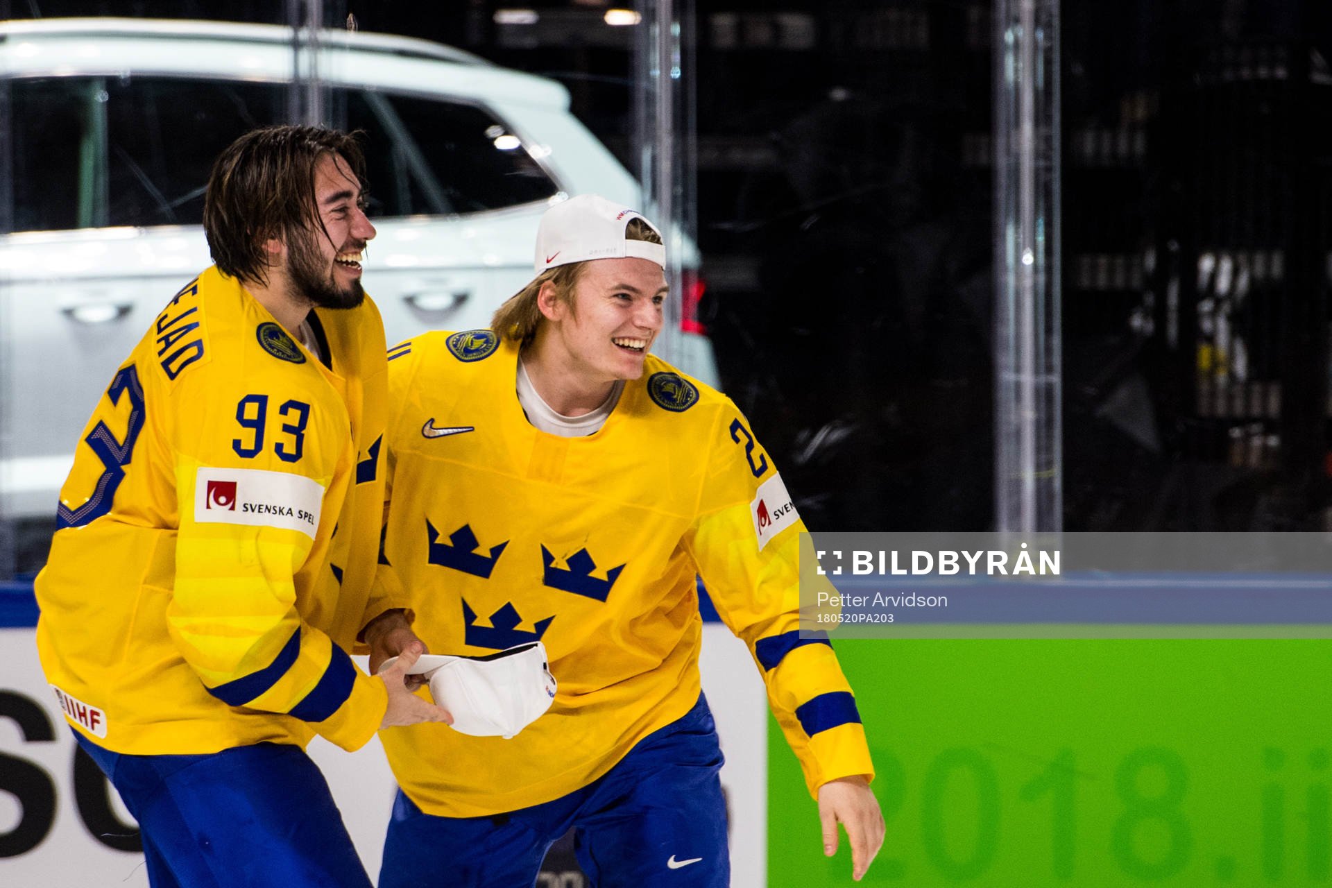Sveriges Mika Zibanejad och Lias Andersson jublar