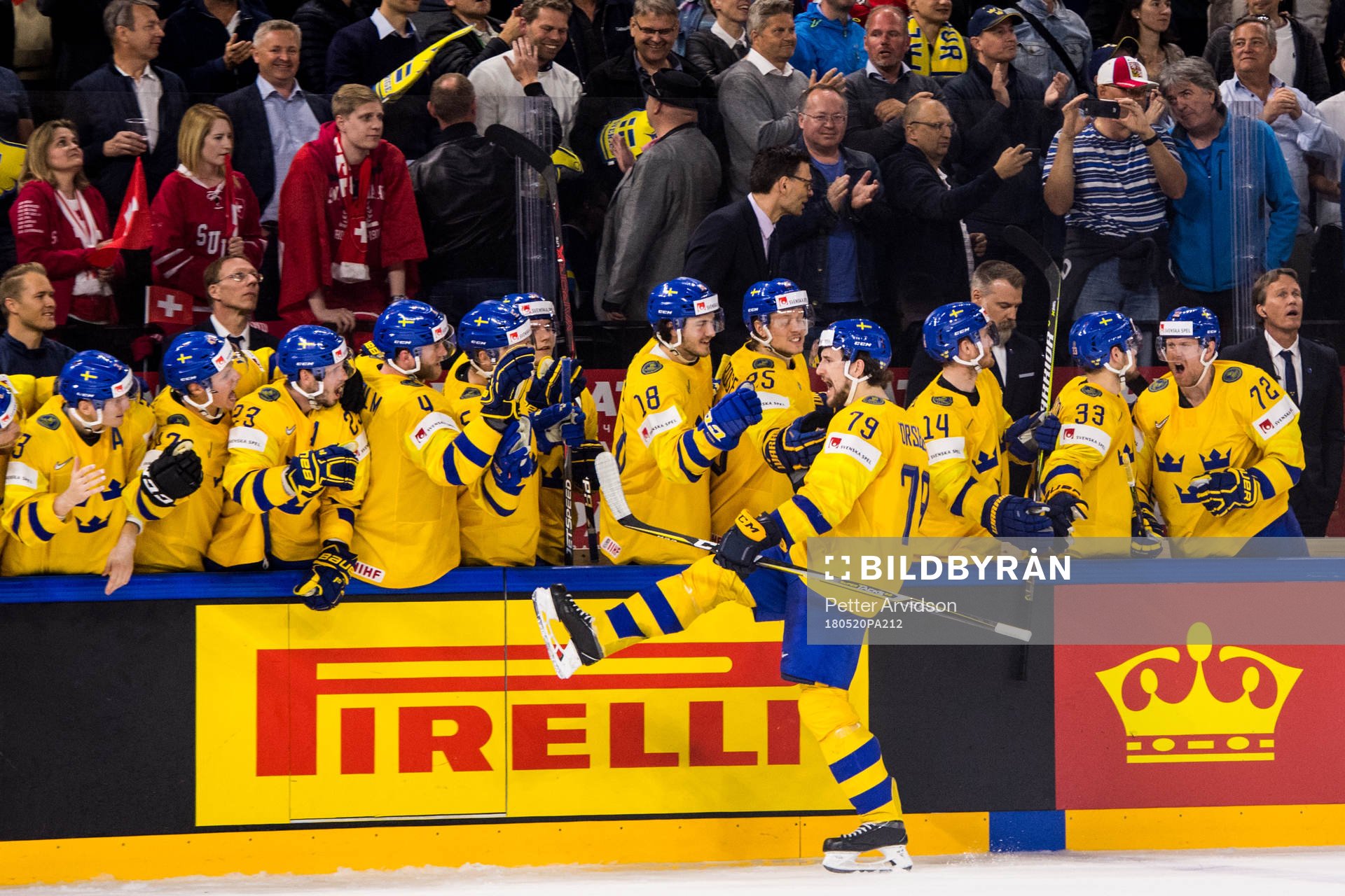 Sveriges Filip Forsberg jublar med båset