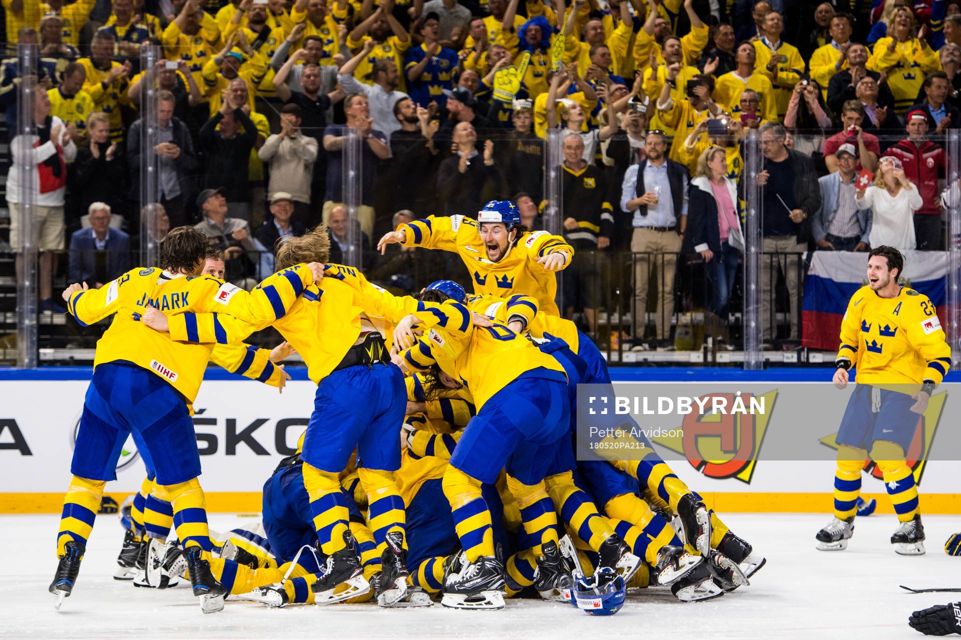 Sveriges spelare med Filip Forsberg (m) jublar med målvakt