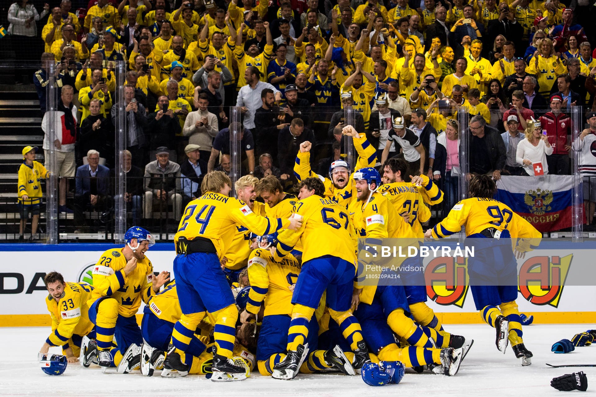 Sveriges spelare med Filip Forsberg (m) jublar med målvakt